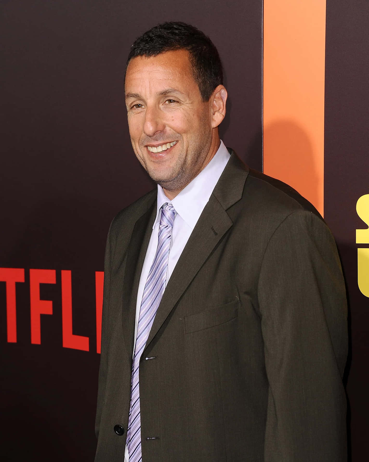 亞當·桑德勒穿西裝在Netflix活動中微笑