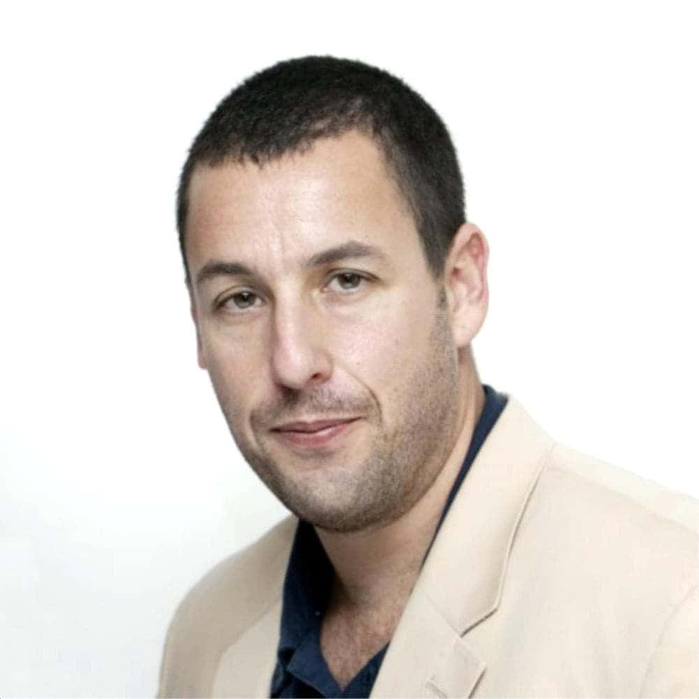 身穿米色西裝外套和深色襯衫的男人在攝影棚對著鏡頭微笑