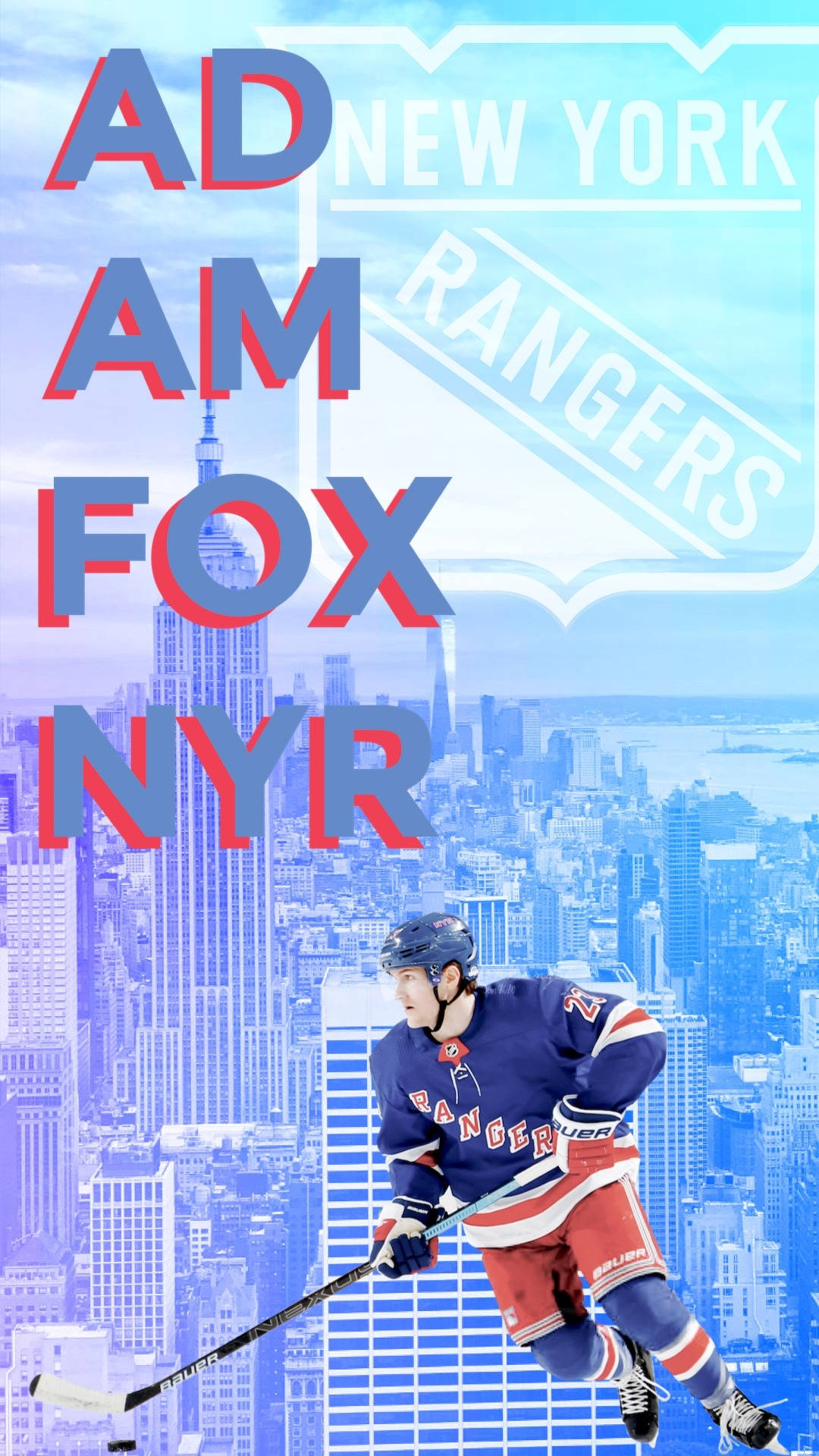 亞當·福克斯 紐約遊騎兵隊 NYR 壁紙 — 冰球運動員 Adam Fox 穿著紐約遊騎兵隊裝備，在風格化的藍色城市天際線背景下動態滑冰，帶有球隊品牌標誌。