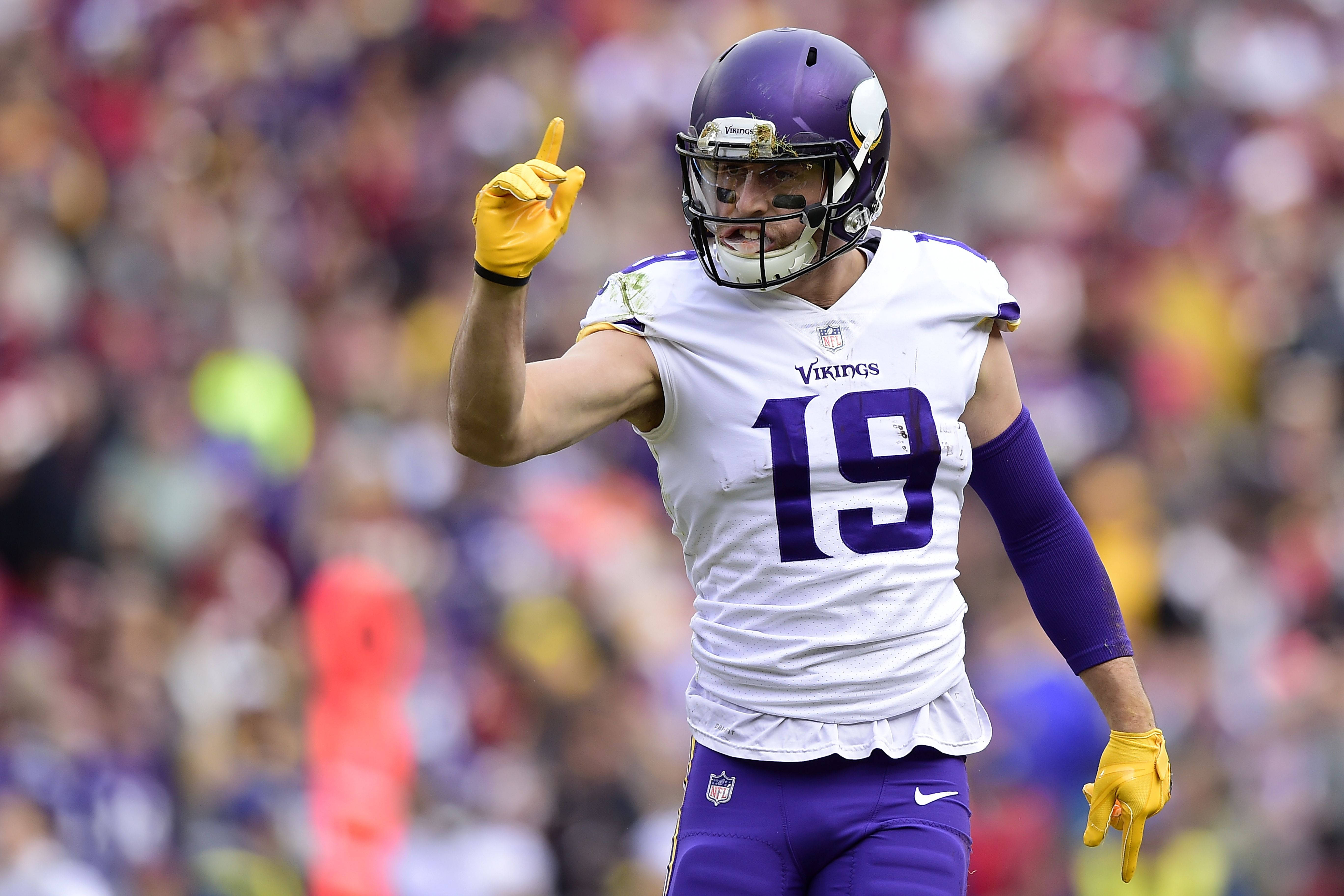 亞當·西倫NFL高光時刻 壁紙 — 一名身穿白色和紫色球衣的明尼蘇達維京人美式足球員，在日間比賽中堅定地向上指。
