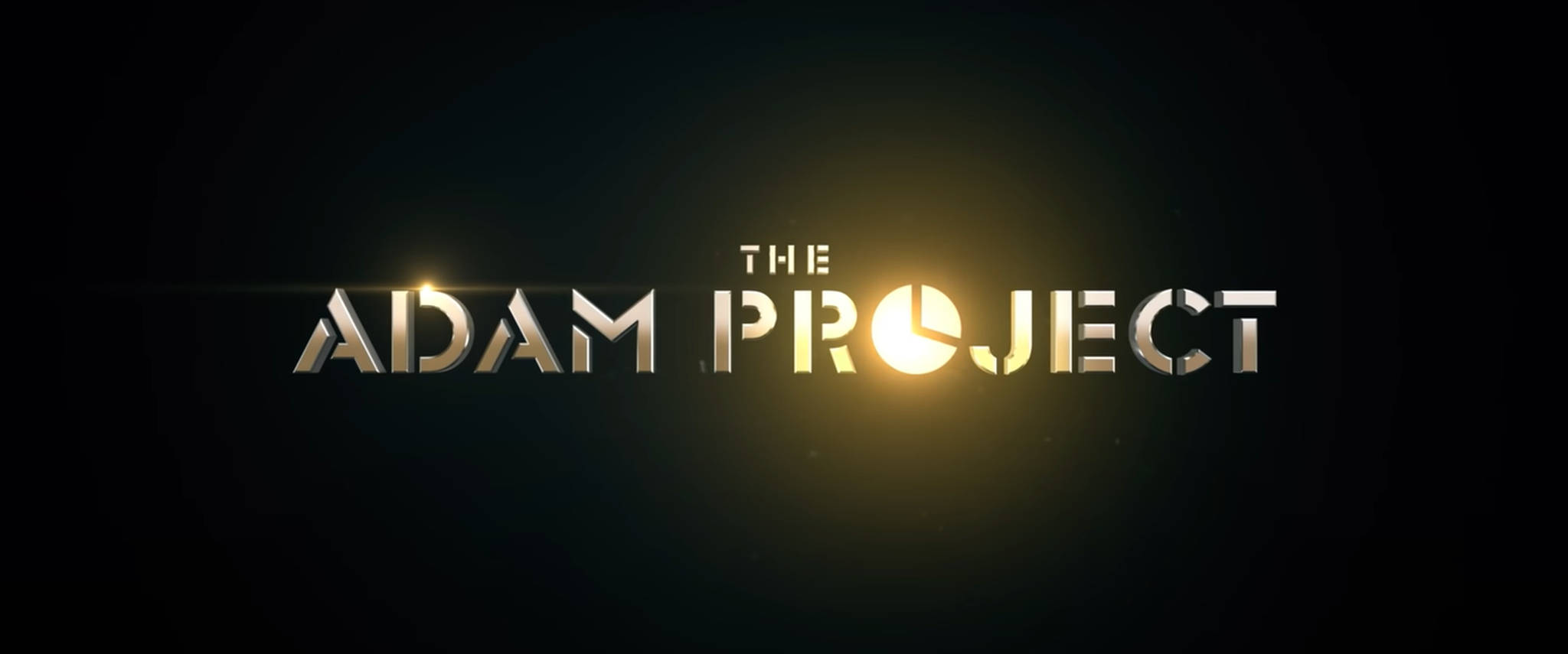 《亞當計劃》電影標題 壁紙 — 《The Adam Project》標題標誌在黑暗背景上閃耀著金色光芒。