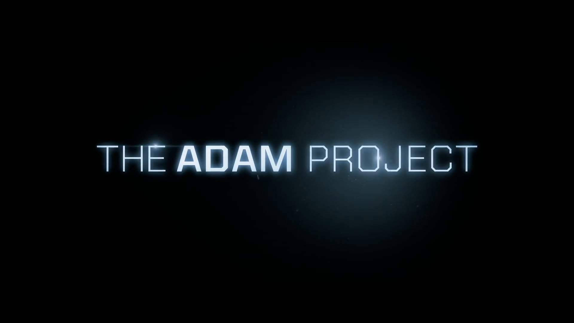 《亞當計畫》片名 壁紙 — 發光的藍色霓虹文字在深色背景上顯示「THE ADAM PROJECT」，帶有微弱的燈光暈染。