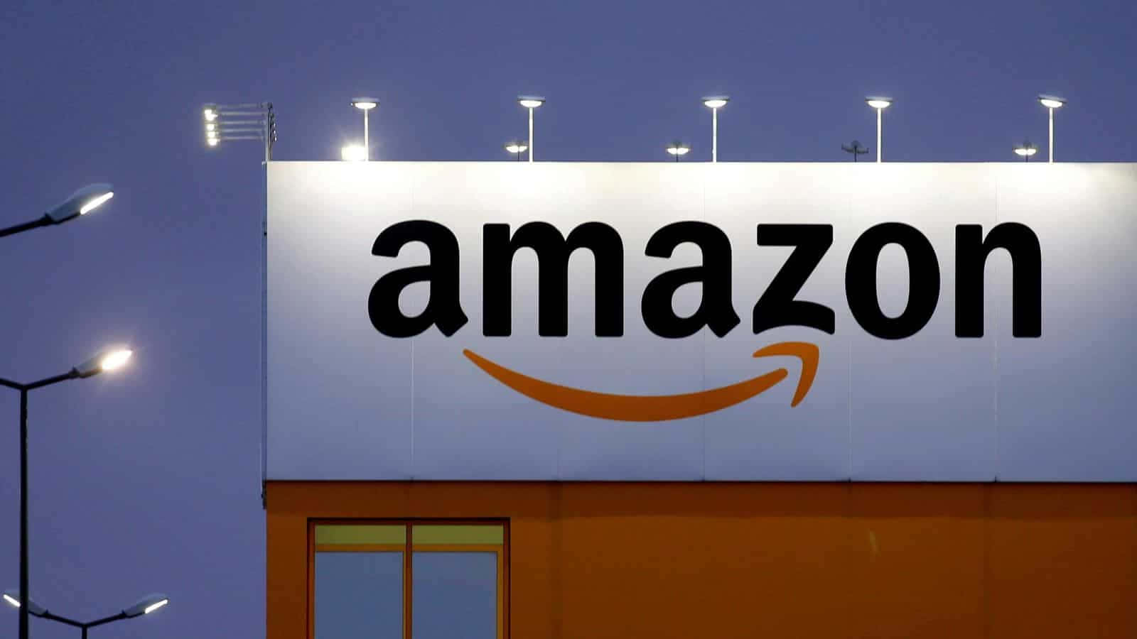 黃昏時分的Amazon倉庫建築及發光標誌。