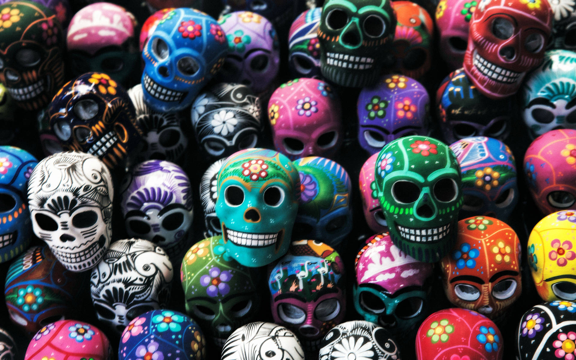 色彩繽紛的糖骷髏，帶有花卉設計，用於亡靈節慶祝。
