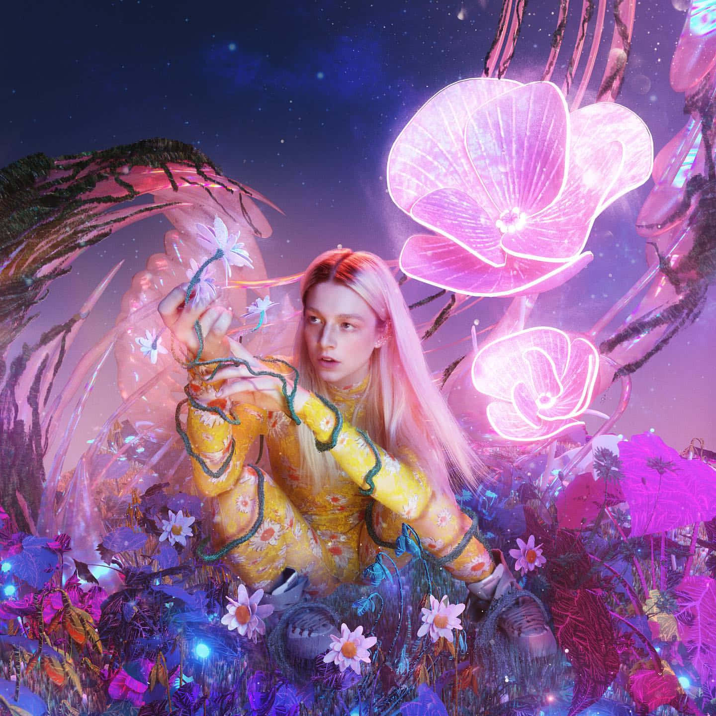 一位身穿花卉圖案服裝的女子在星空下被發光的花朵包圍。