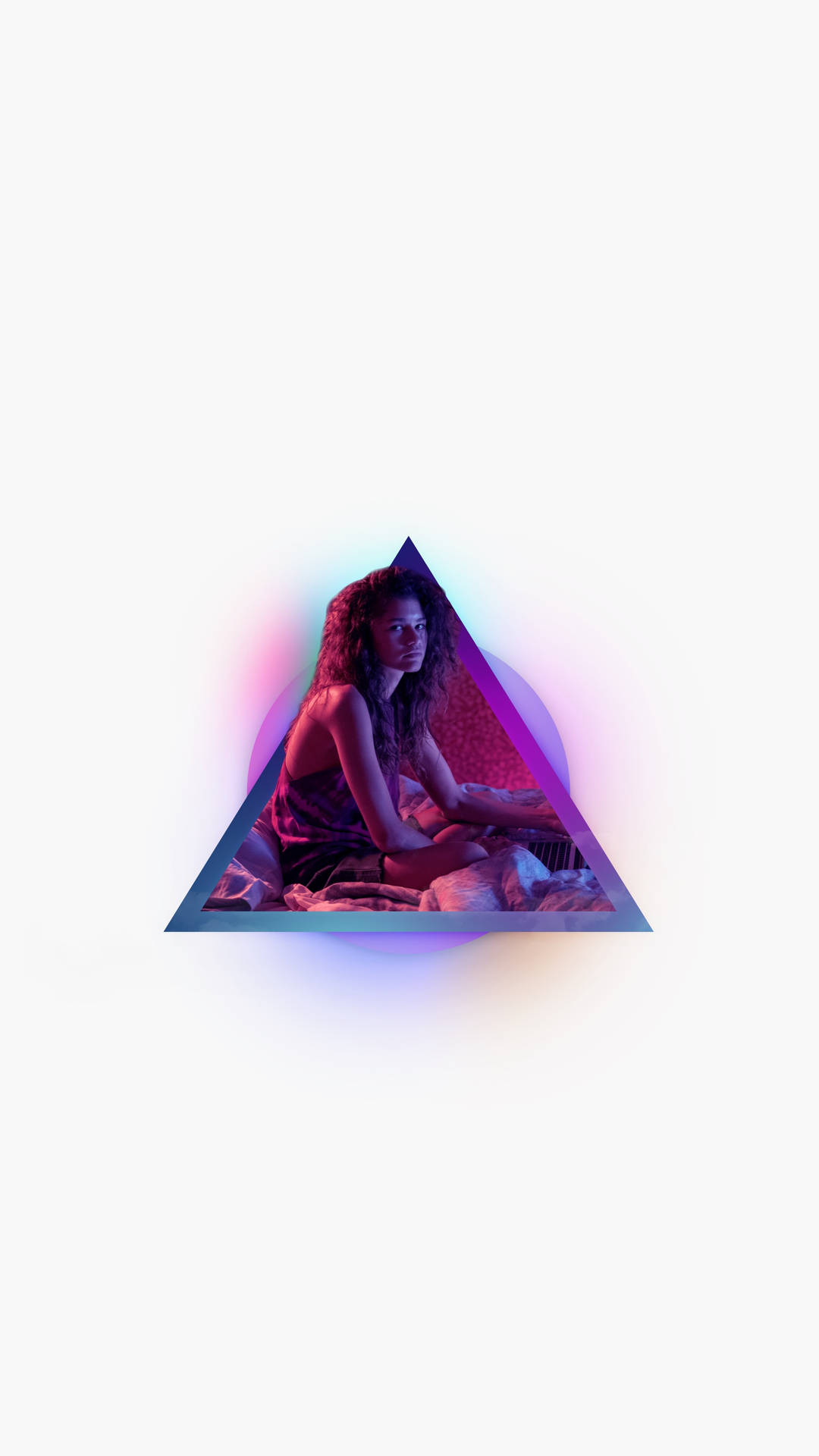 女性坐在發光的霓虹三角形內，帶有紫色和藍色燈光。