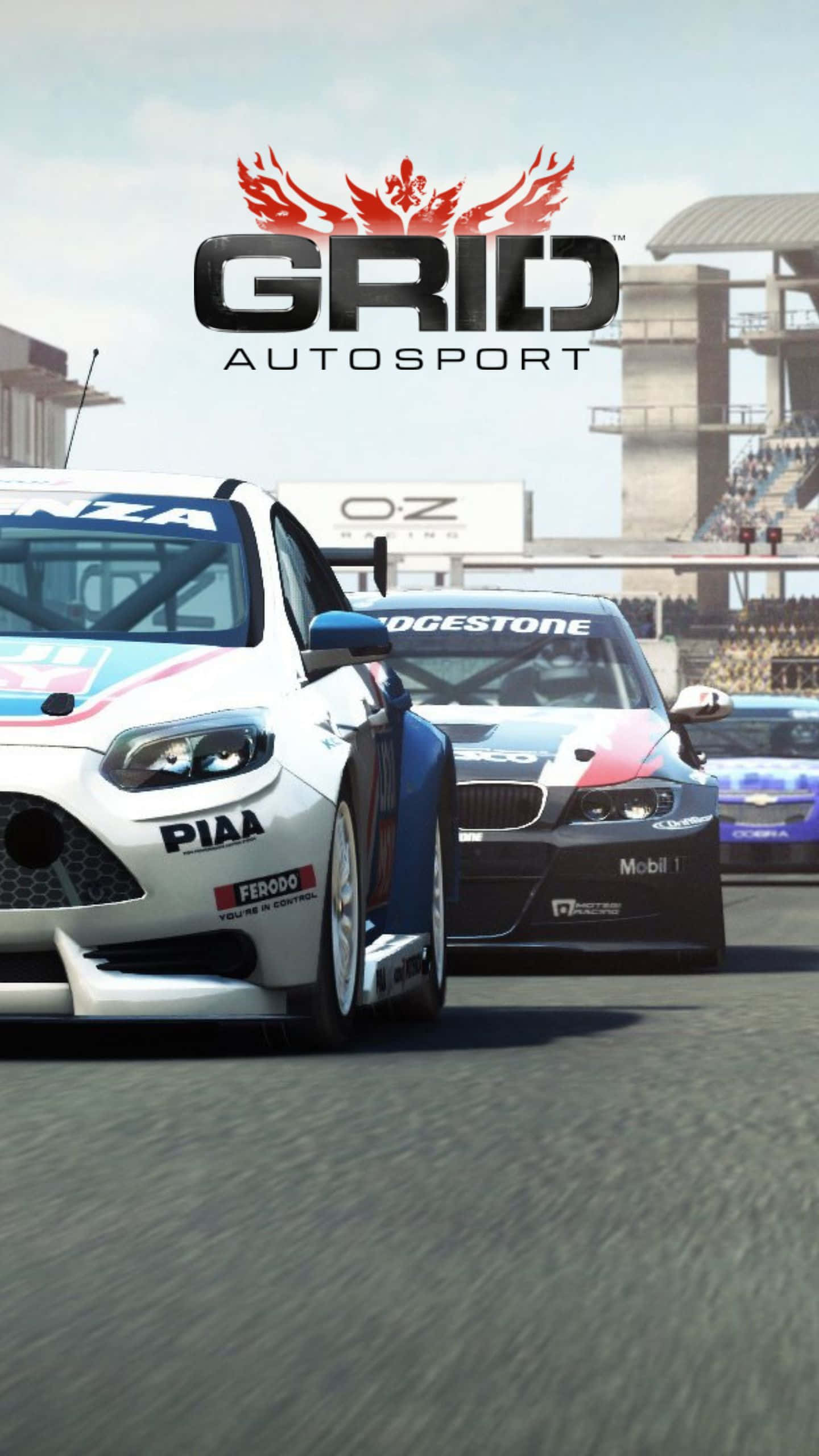 享受 Android Grid Autosport 的賽車快感 壁紙 — 兩輛賽車在陽光明媚的賽道上激烈競爭，看台和贊助商標誌清晰可見。
