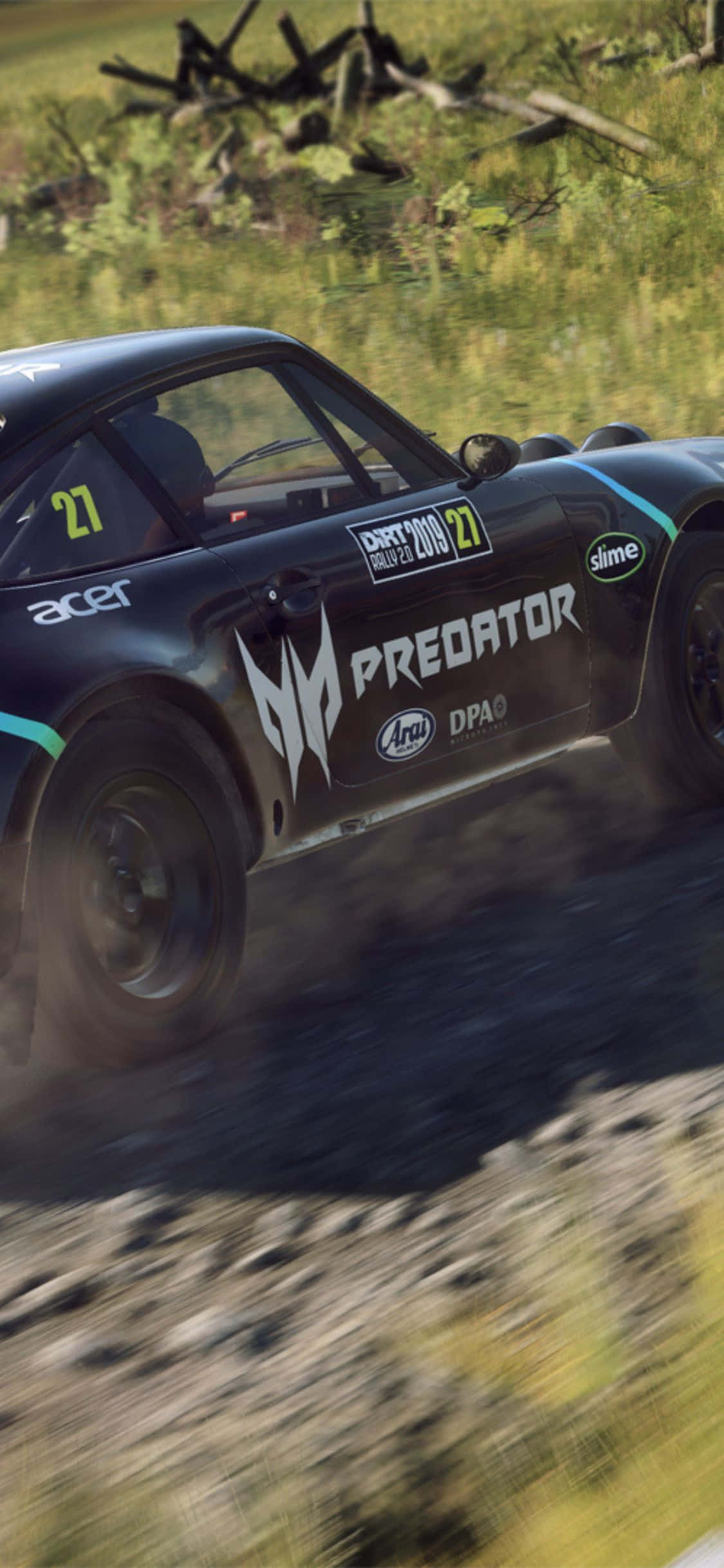 享受《Dirt Rally》的刺激與樂趣，搭配 iPhone X 壁紙 — 一輛帶有「Predator」標誌的黑色拉力賽車在泥濘的林間小徑上飛馳，揚起泥土和草屑。