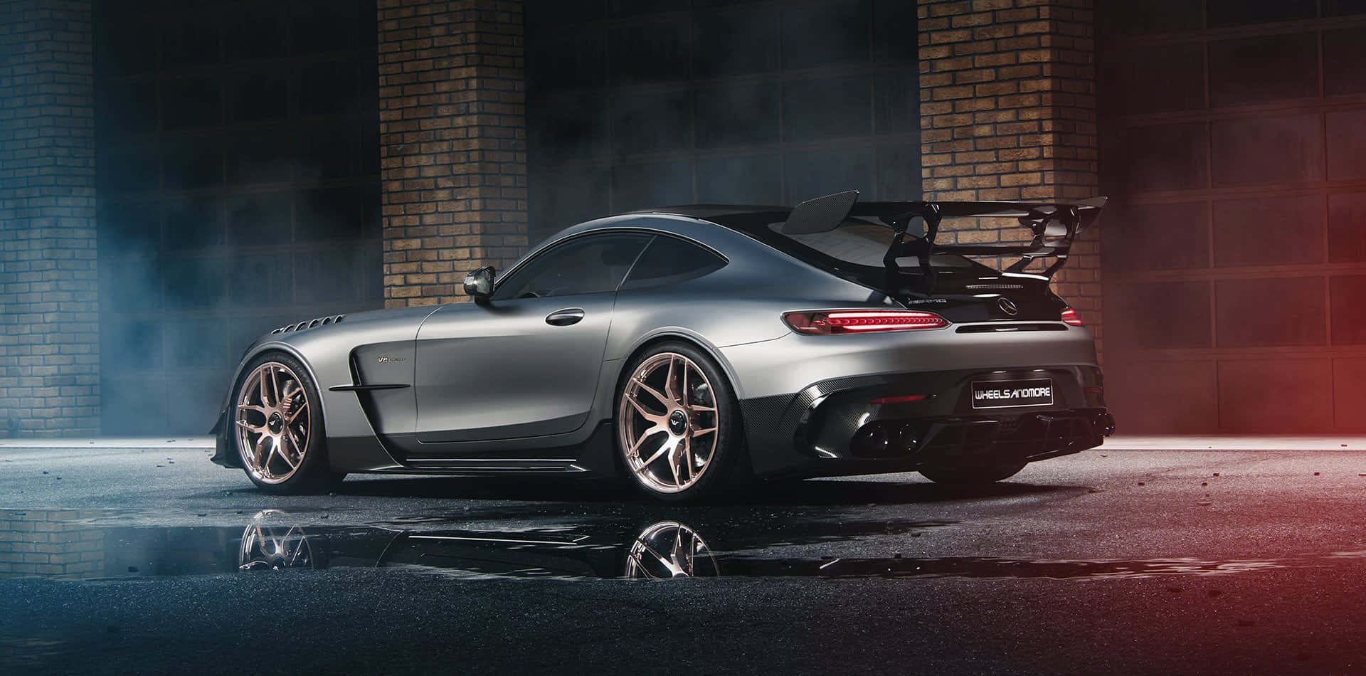 夜晚煙霧瀰漫的都市車庫中的銀色 Mercedes-AMG GT Black Series 跑車。