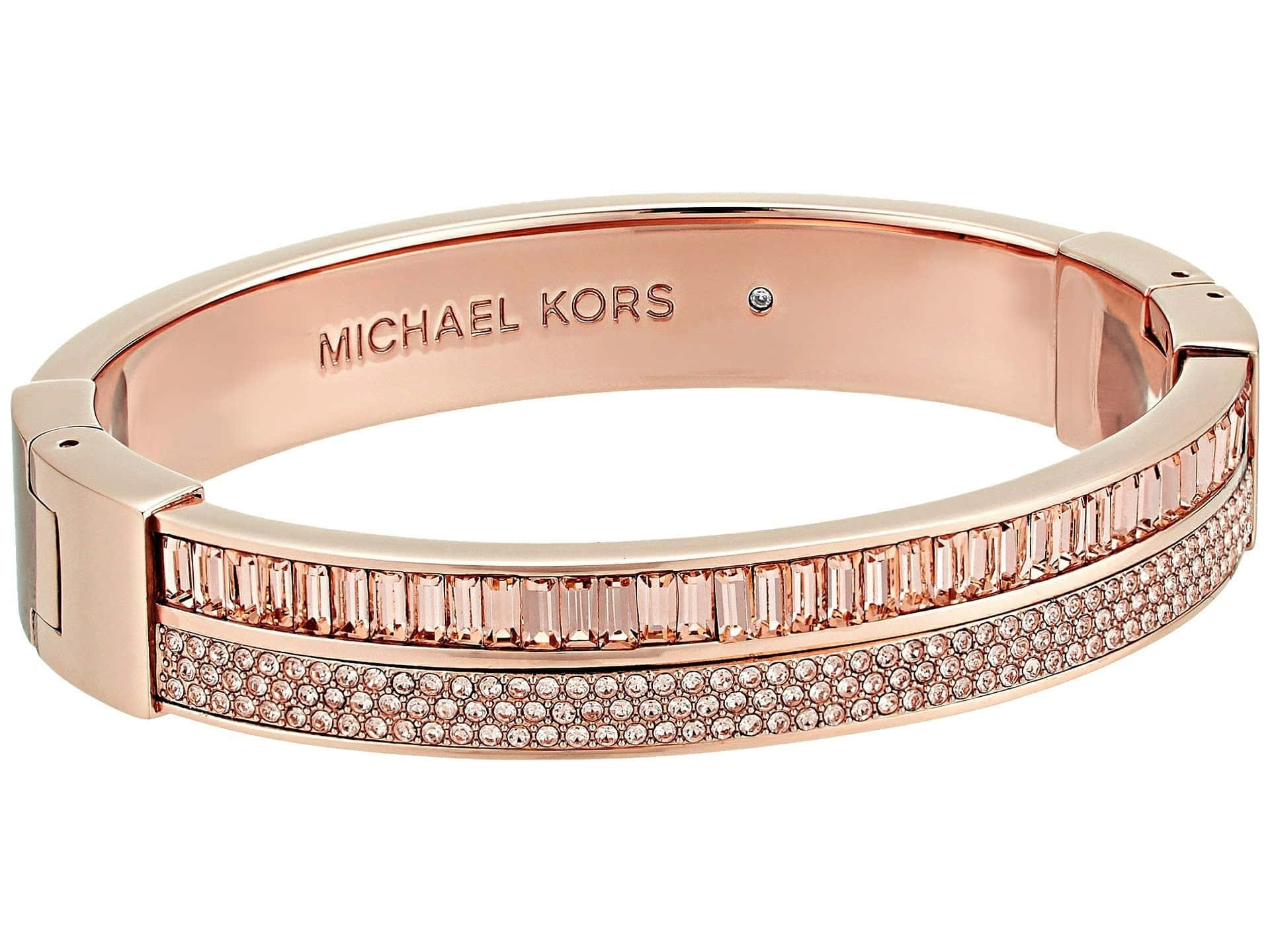 玫瑰金色Michael Kors手鐲，帶有長方形和密鑲水晶細節。