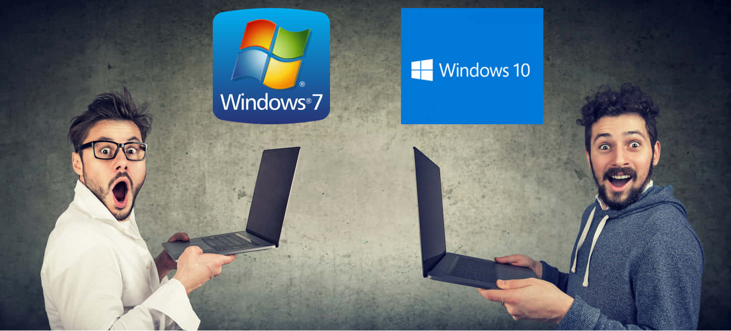 兩個男人手持筆記型電腦，Windows 7 和 Windows 10 標誌在他們上方，驚訝地反應。