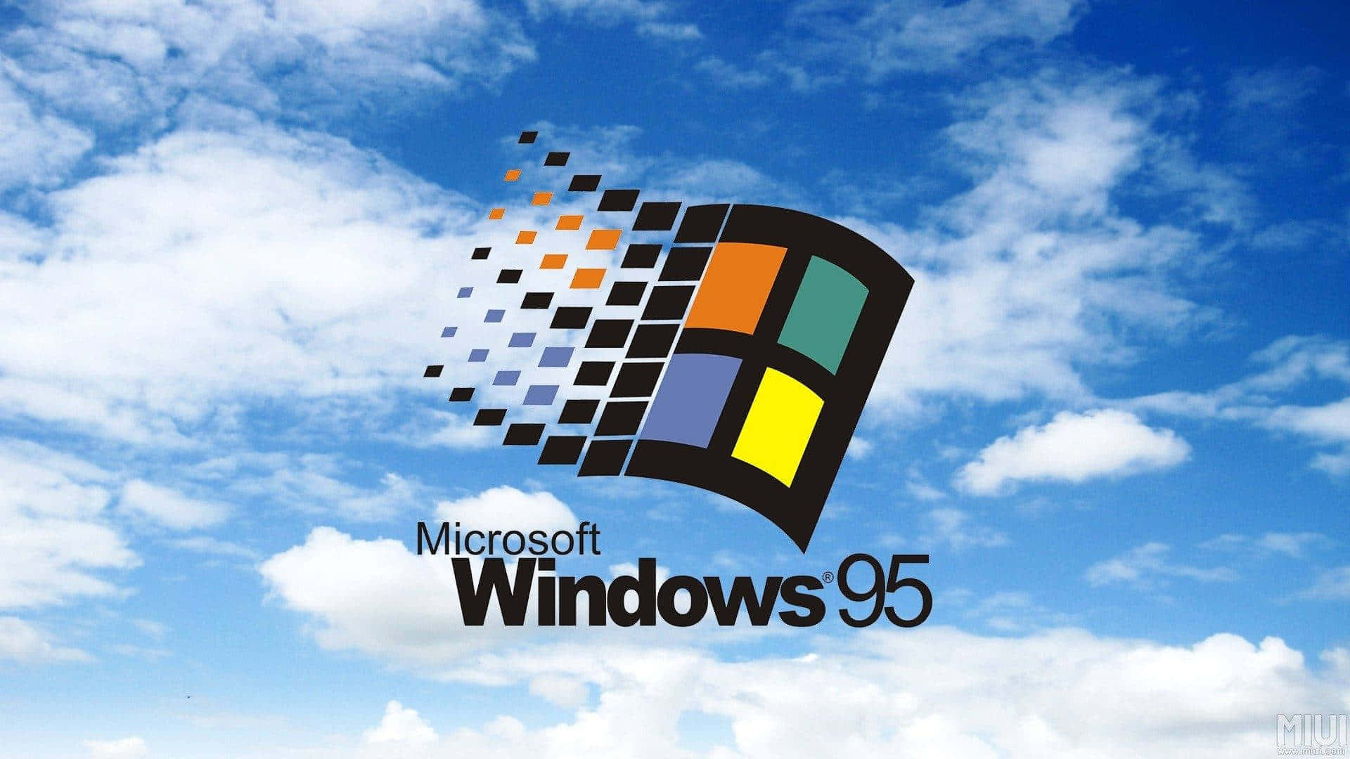 享受 Windows 95 的懷舊設計 壁紙 — 標誌性的 Windows 95 標誌，帶有色彩繽紛的四格視窗和像素化軌跡，漂浮在明亮的藍天和白雲之上。