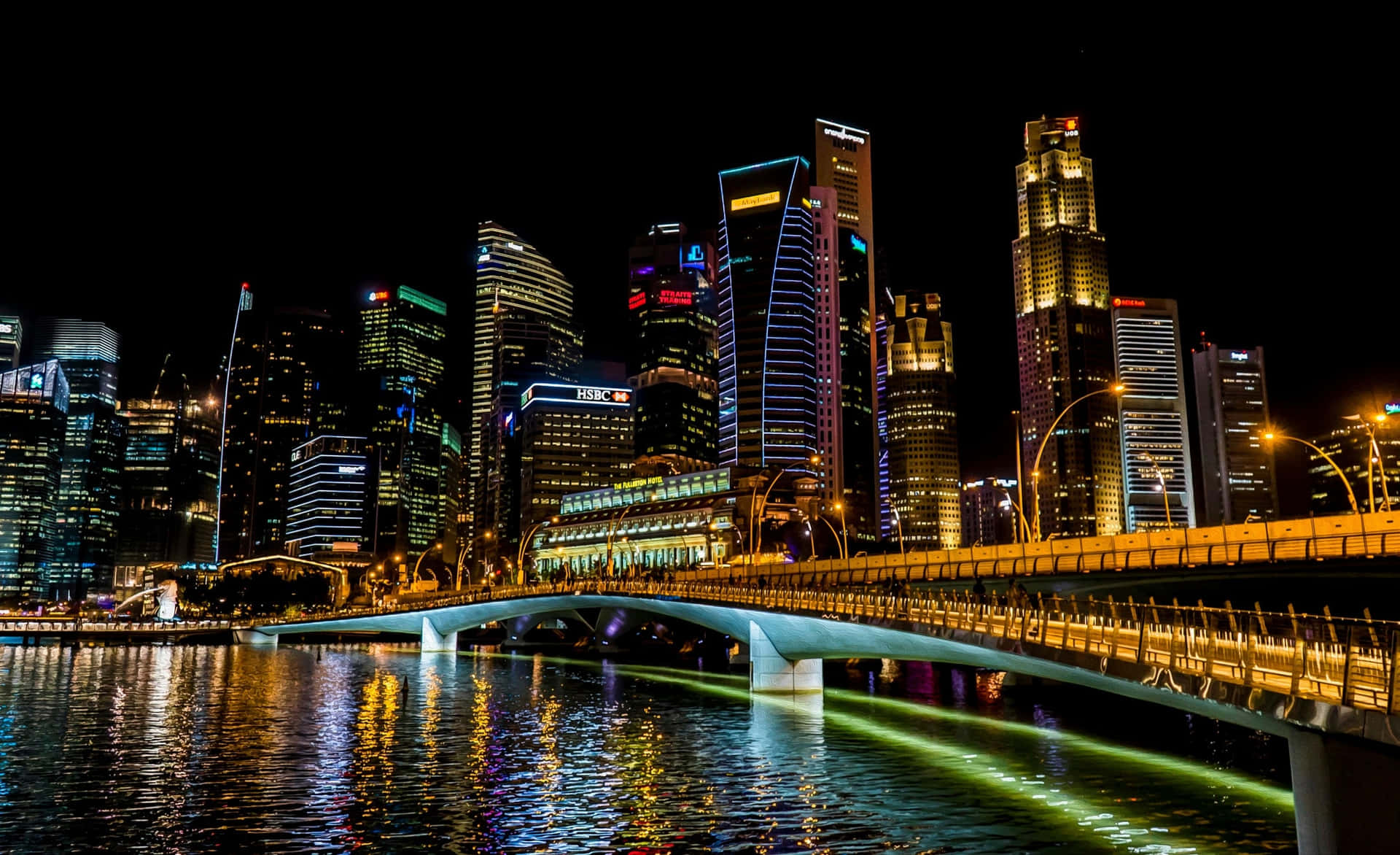 夜間背景中，一座燈火通明的橋樑橫跨水面，背後是現代城市天際線。
