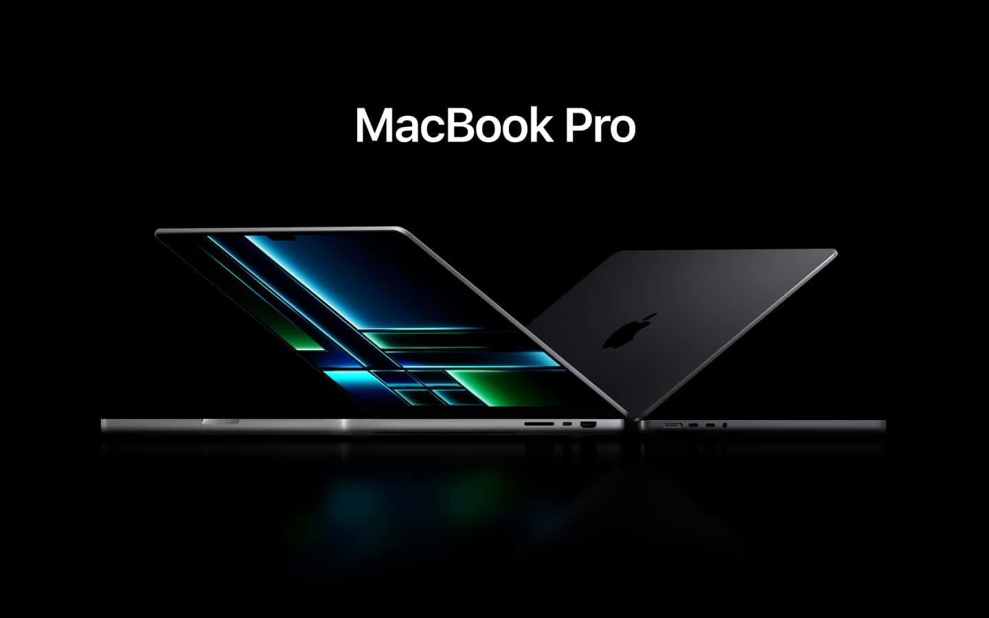 享受Apple MacBook的強大與便攜性 壁紙 — 兩部時尚的MacBook Pro手提電腦傾斜在黑色背景上，帶有發光的藍色和綠色屏幕反射。