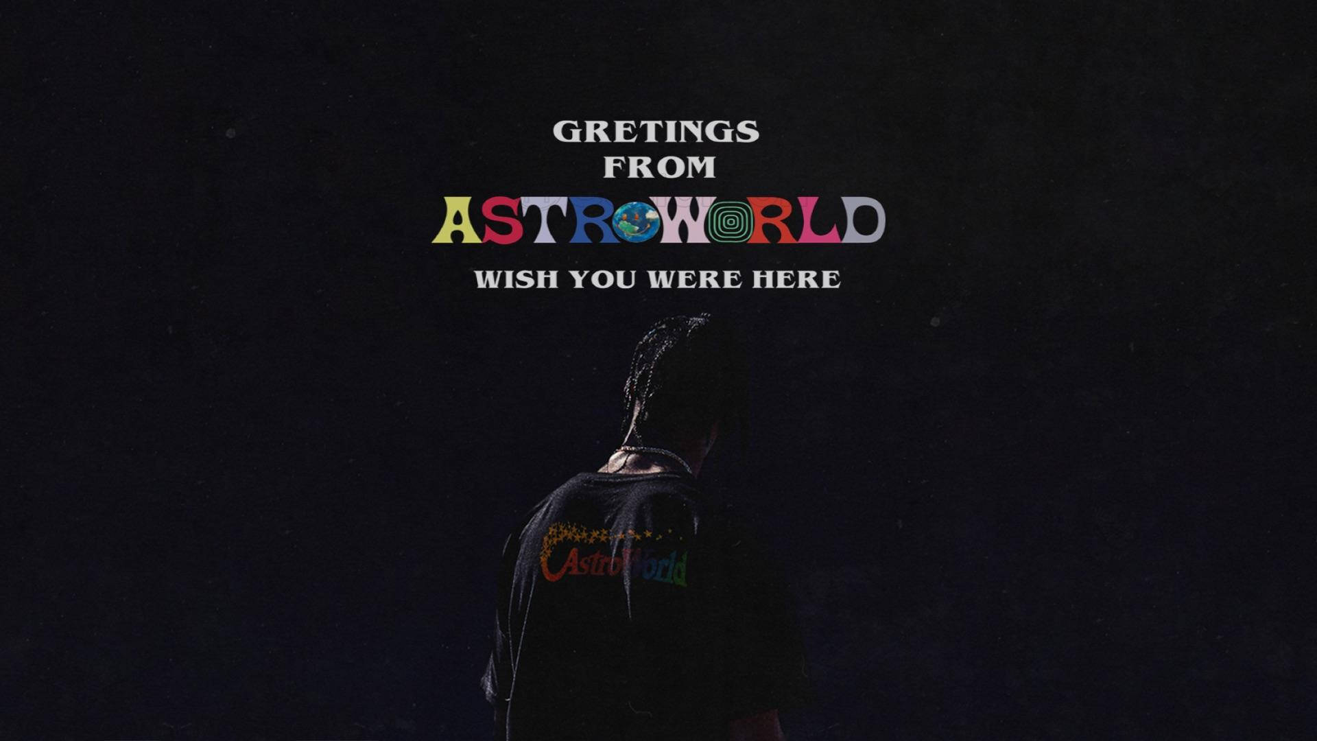 穿著Astroworld T恤的人站在黑暗天空下，上方有色彩繽紛的Astroworld文字。