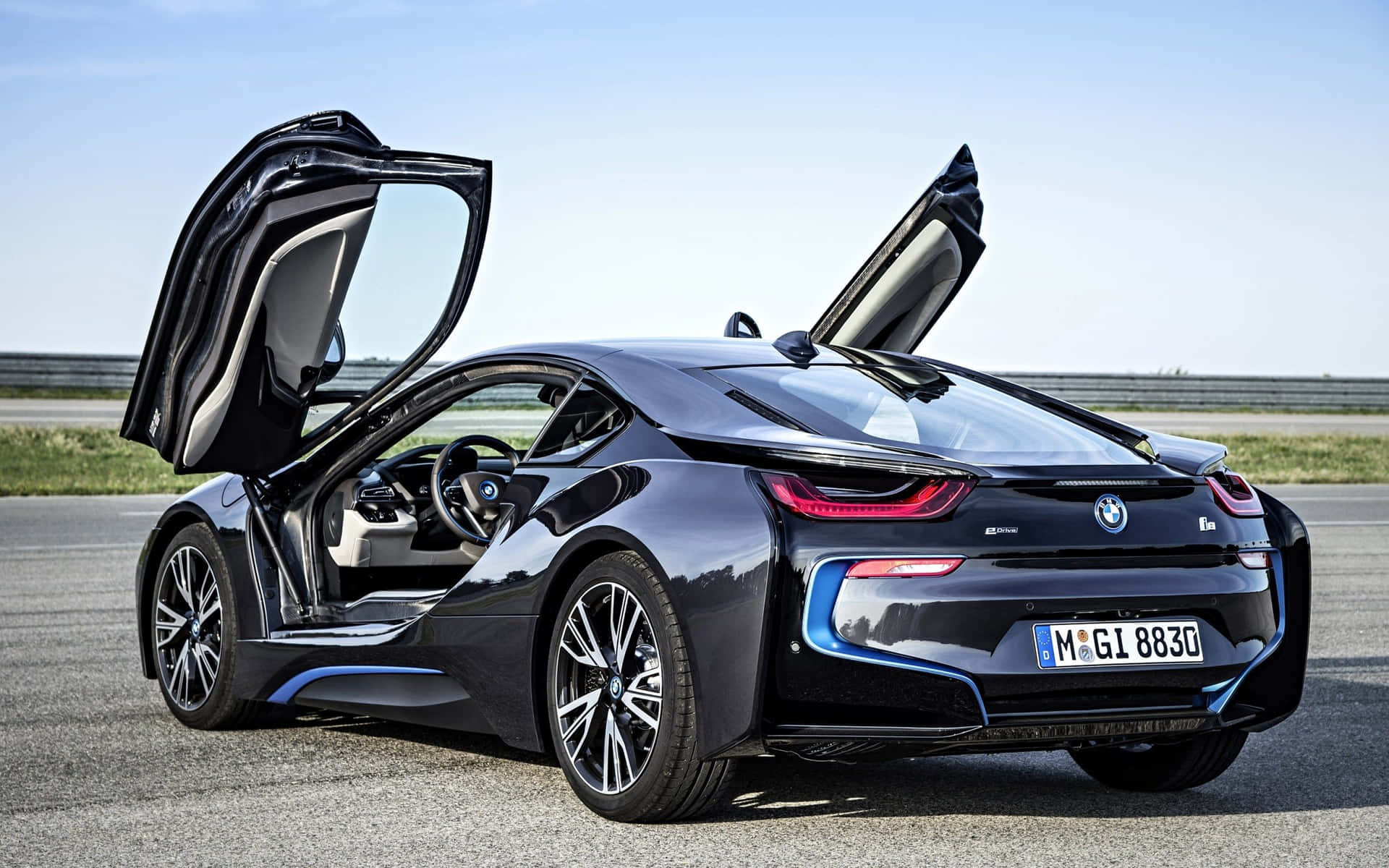 黑色BMW i8在賽道上打開鷗翼車門。