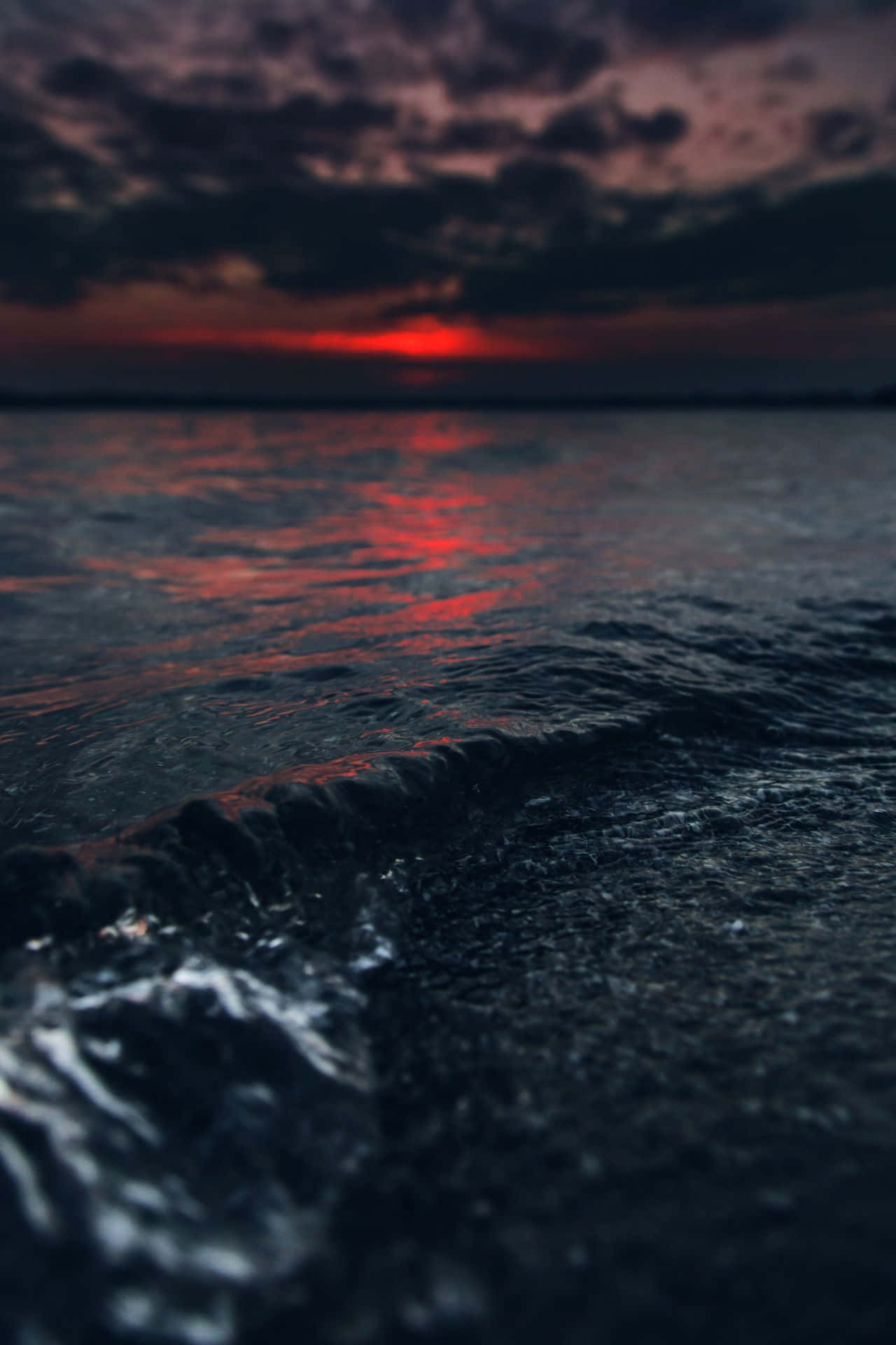 日落時分的海浪，紅色天空和烏雲
