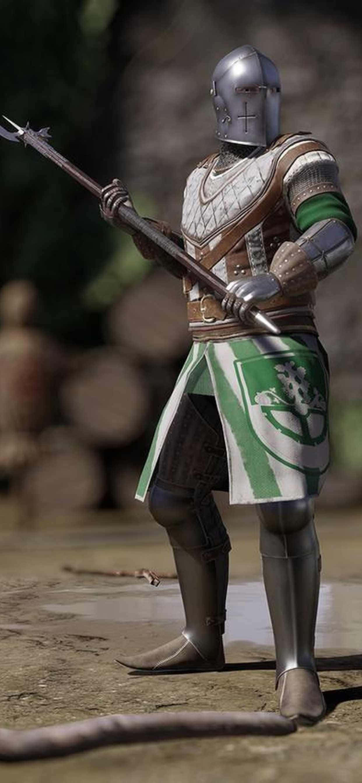 享受iPhone Xs Max上《Mordhau》的精緻畫質 壁紙 — 一位身穿精細銀色盔甲和綠白相間戰袍的騎士，在泥濘的戰場上手持長戟蓄勢待發。