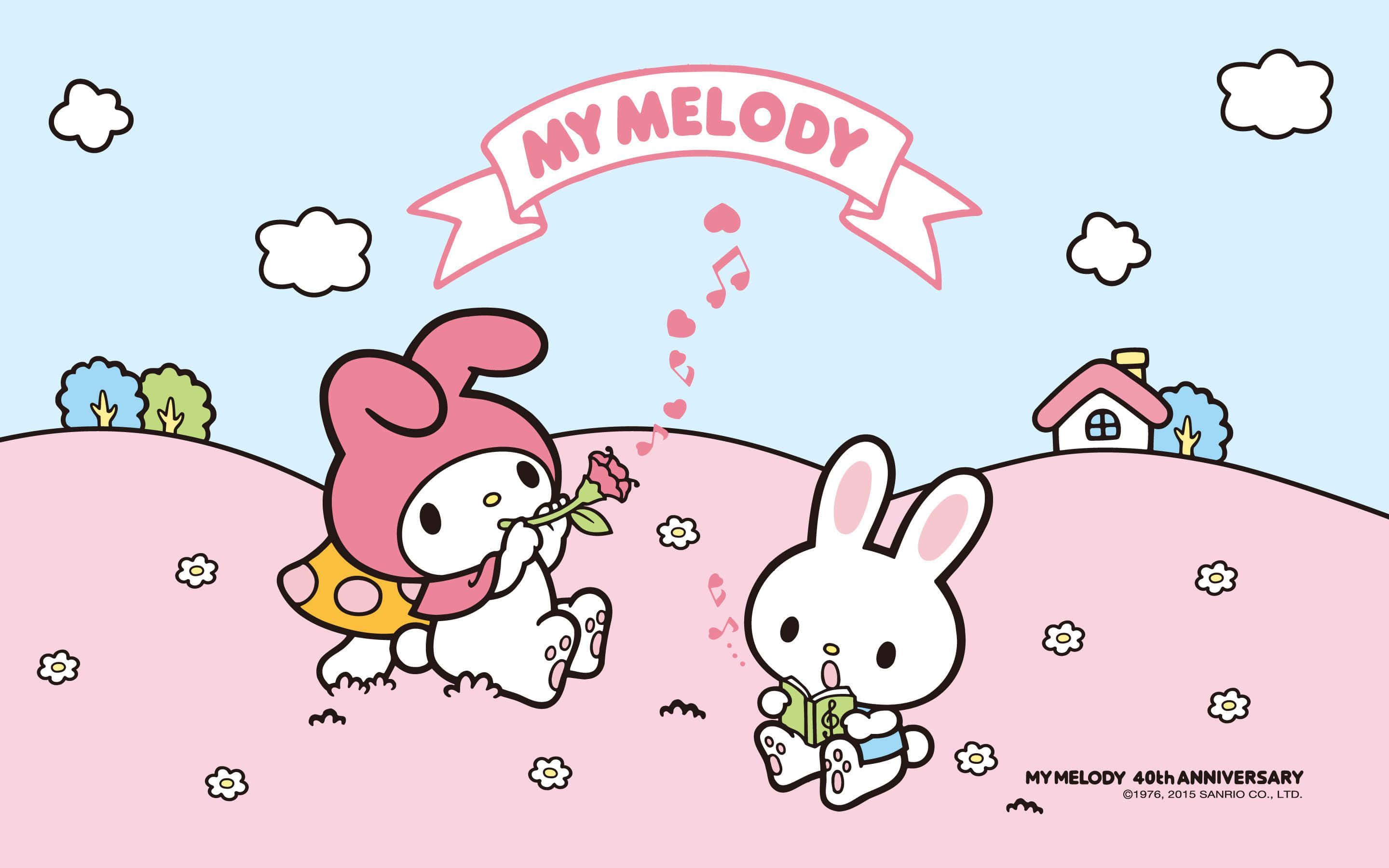 享受My Melody筆電的可愛時尚設計 壁紙 — My Melody 和一隻白兔坐在粉紅色的山丘上，天空淺藍，有雲和一個慶祝她40週年的橫幅。