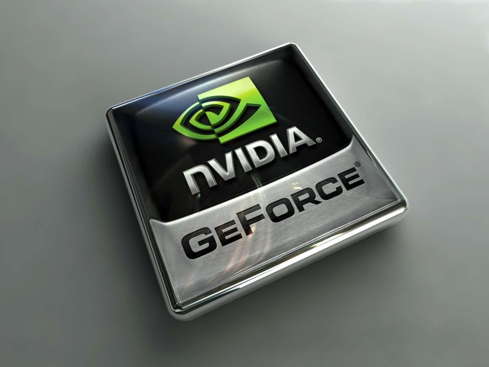 Nvidia GeForce標誌晶片，帶有綠色眼睛標誌和銀色金屬質感。