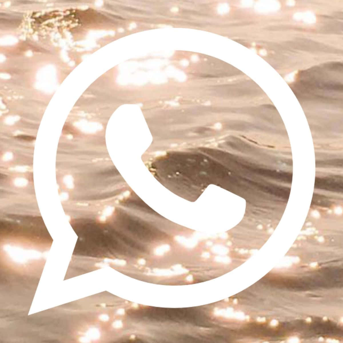 閃爍的金色水面上的白色WhatsApp標誌。