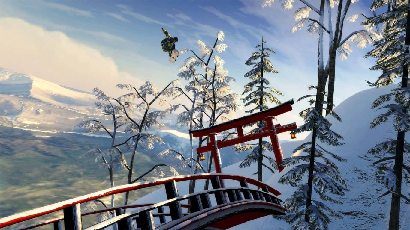 滑雪板運動員在白雪覆蓋的森林山脈中，靠近紅色鳥居，在半空中，夕陽西下。