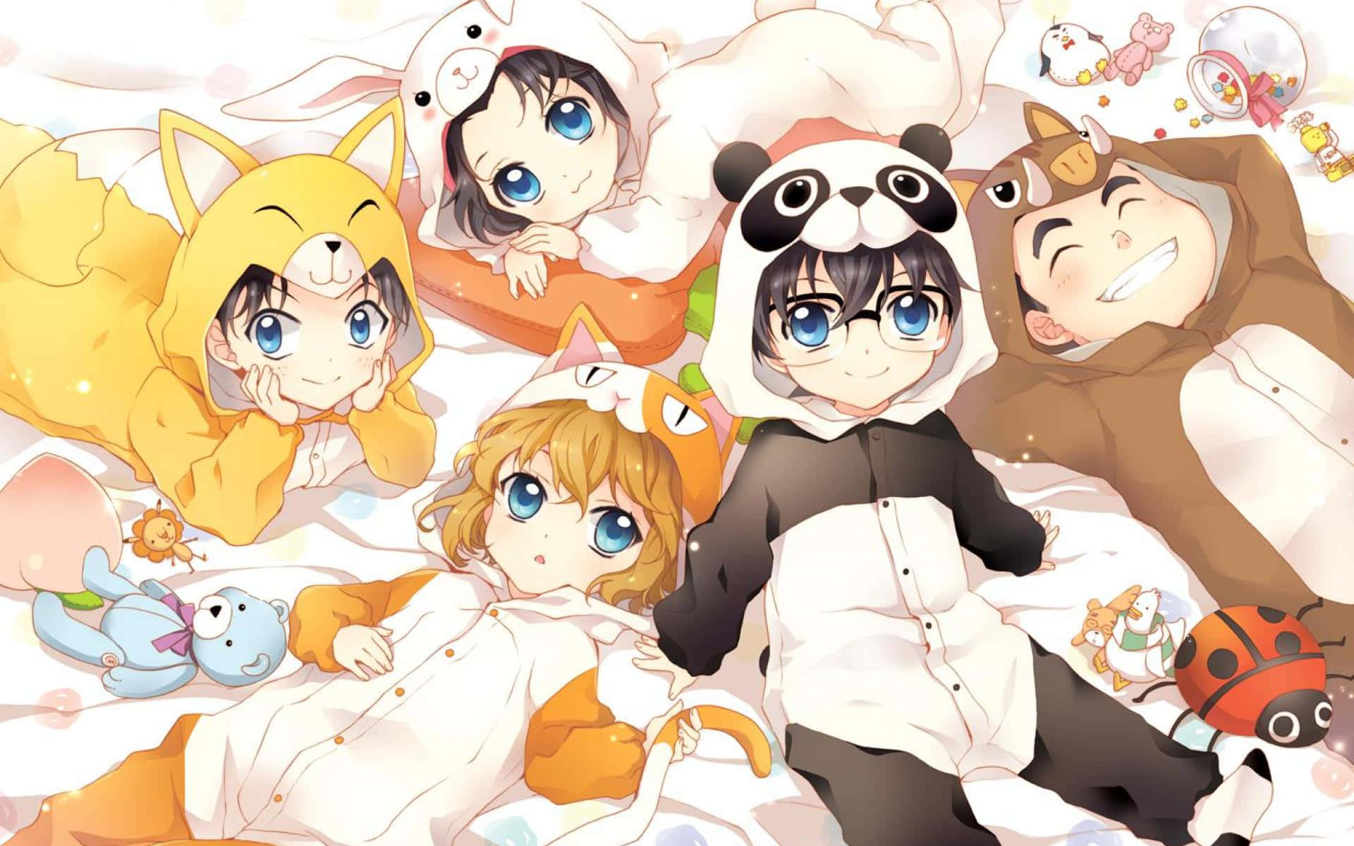 五個動畫小孩穿著動物主題睡衣在床上依偎，旁邊有毛絨玩具。
