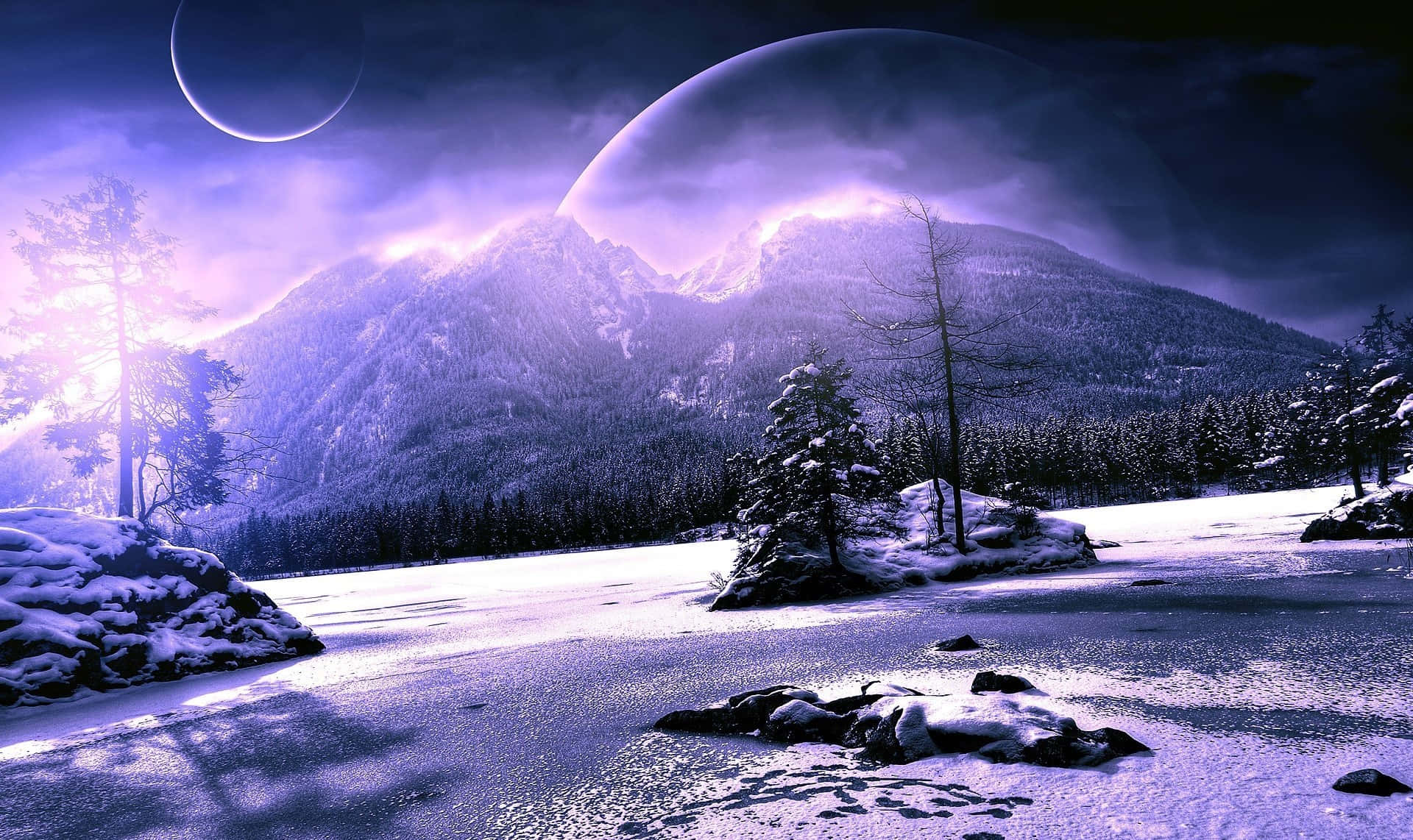 享受冬季的寧靜與安詳 壁紙 — 紫色暮色天空下，積雪的山景，兩個發光天體投射出空靈的光芒。