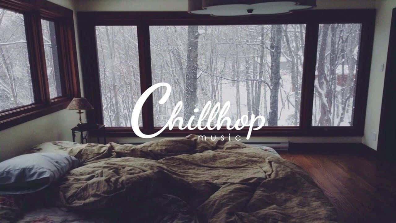 未整理的床在雪森林窗前，帶有「Chillhop music」文字。