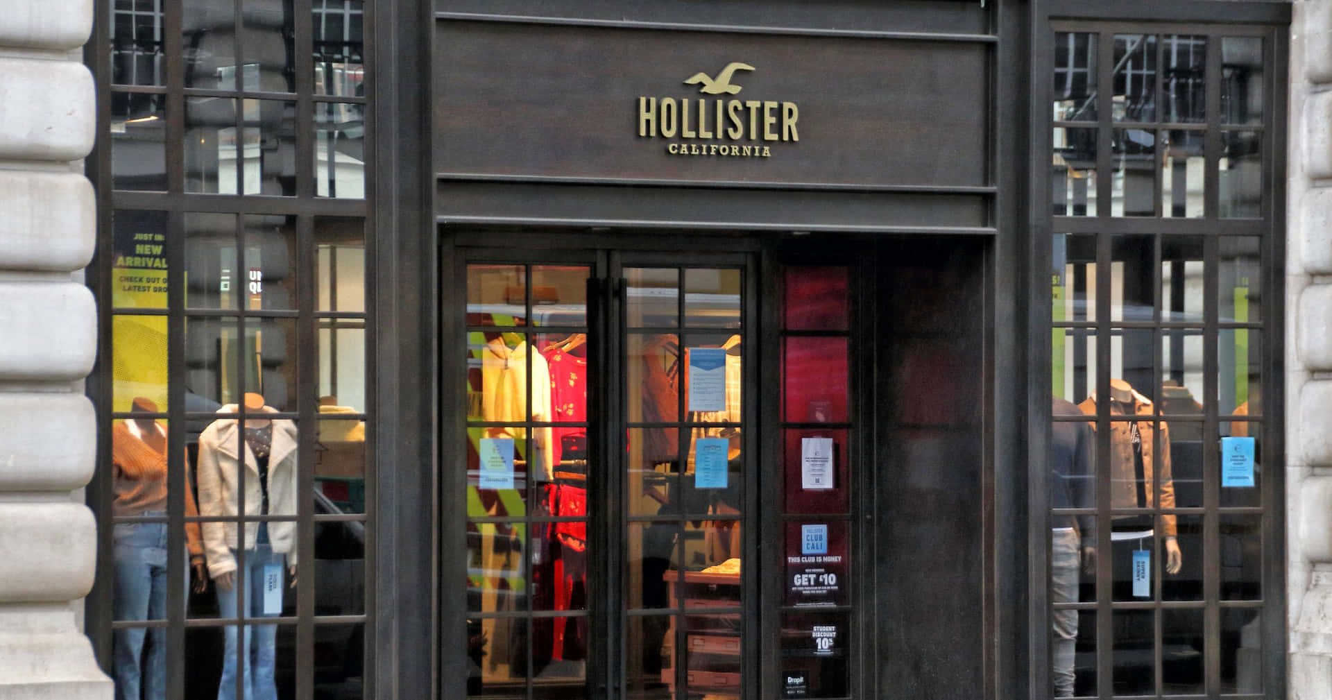Hollister California 服裝店，窗內有人體模型。