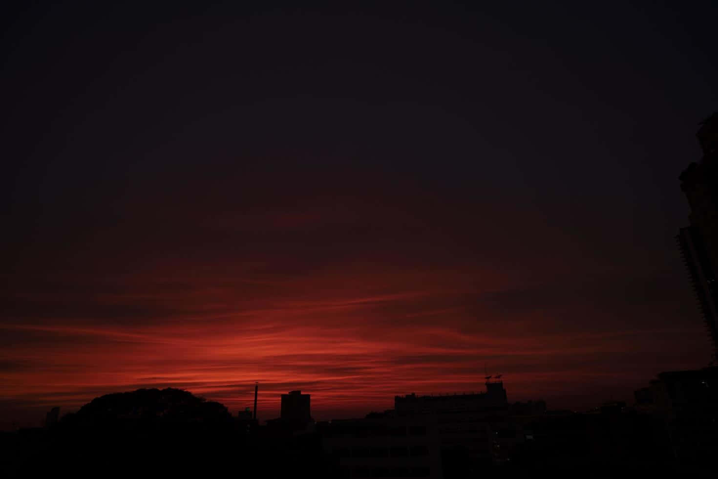 黃昏時分，城市天際線上火紅的日落。