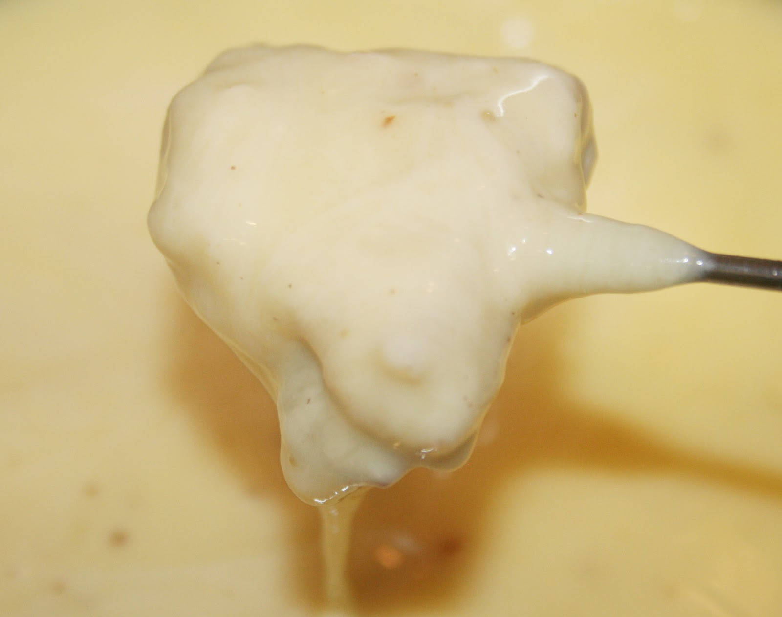 享受奶酪濃湯盛宴 壁紙 — 湯匙舀起 creamy 融化芝士，帶有光澤的滴落回鍋中。