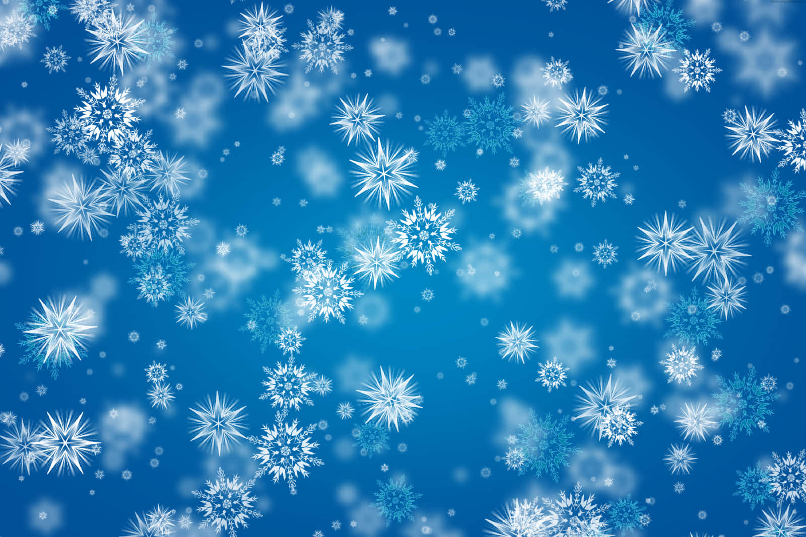 享受寧靜的冬日夜晚，欣賞新雪飄落 壁紙 — 各種複雜設計的雪花在漸變藍色背景上輕輕飄落。