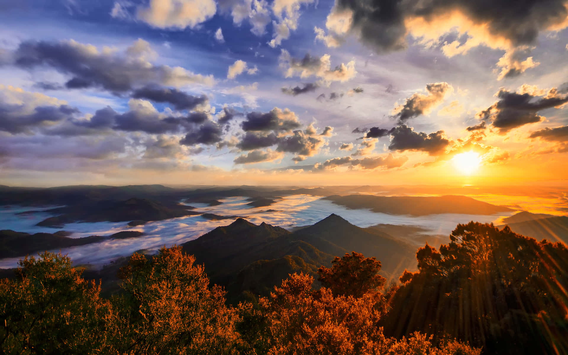 夕陽下的山脈，下方有雲和霧