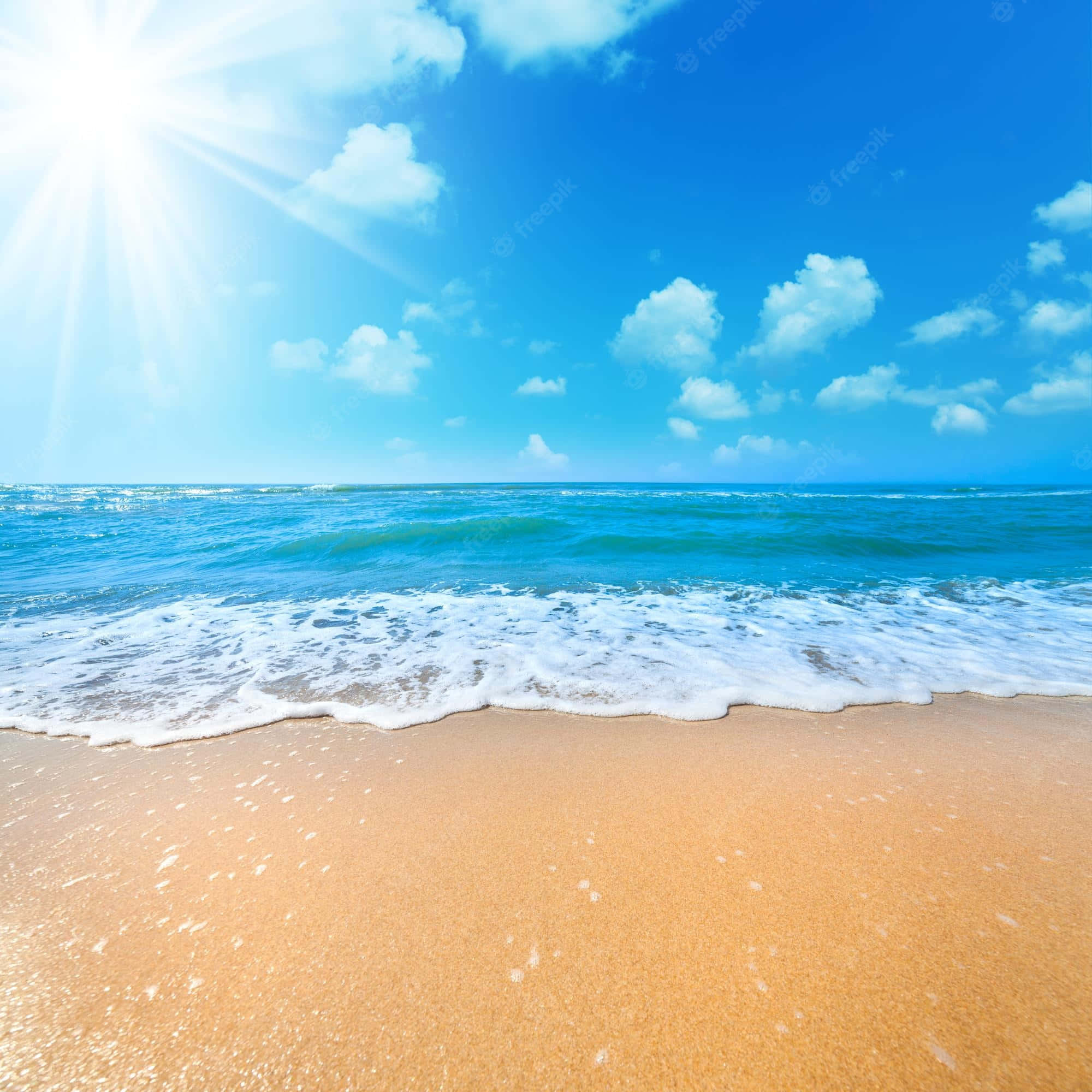 享受愜意的夏日海灘時光 壁紙 — 陽光照射在碧綠色的海浪上，拍打著金色的沙灘，天空湛藍，白雲朵朵。