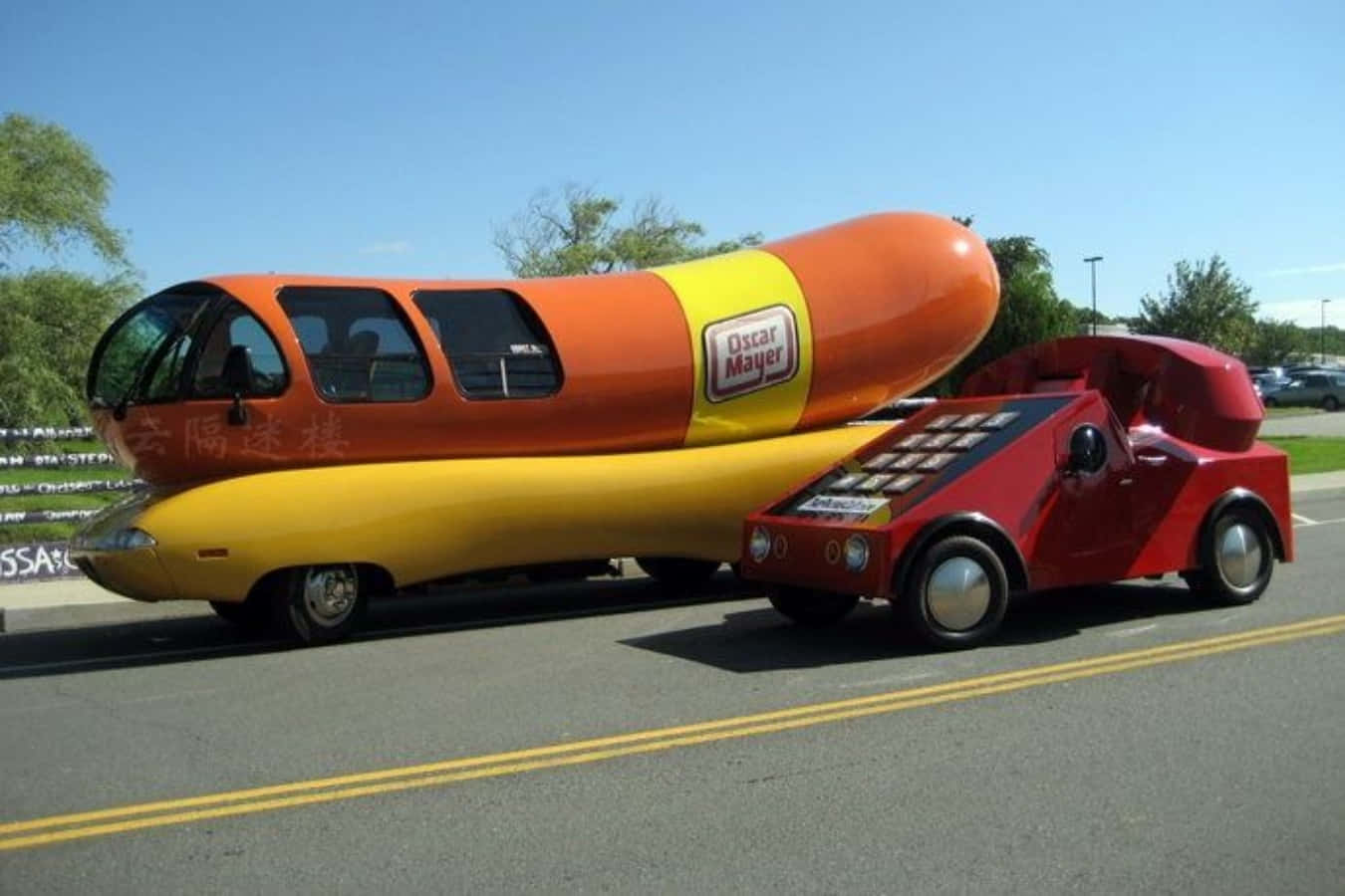奧斯卡·邁耶 Wienermobile 熱狗車在陽光明媚的道路上行駛。