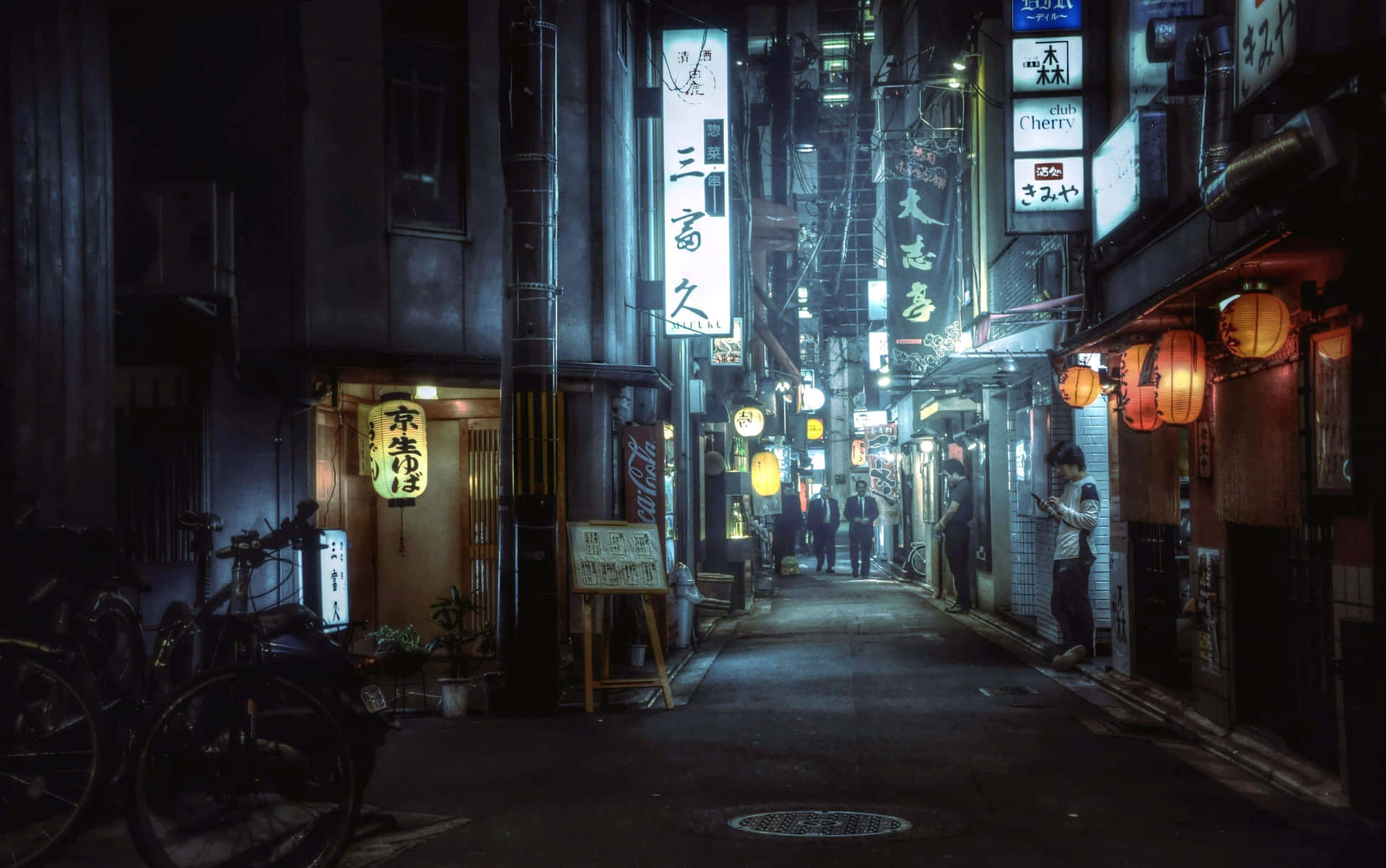 夜晚被發光霓虹招牌和紙燈籠照亮的狹窄東京小巷。