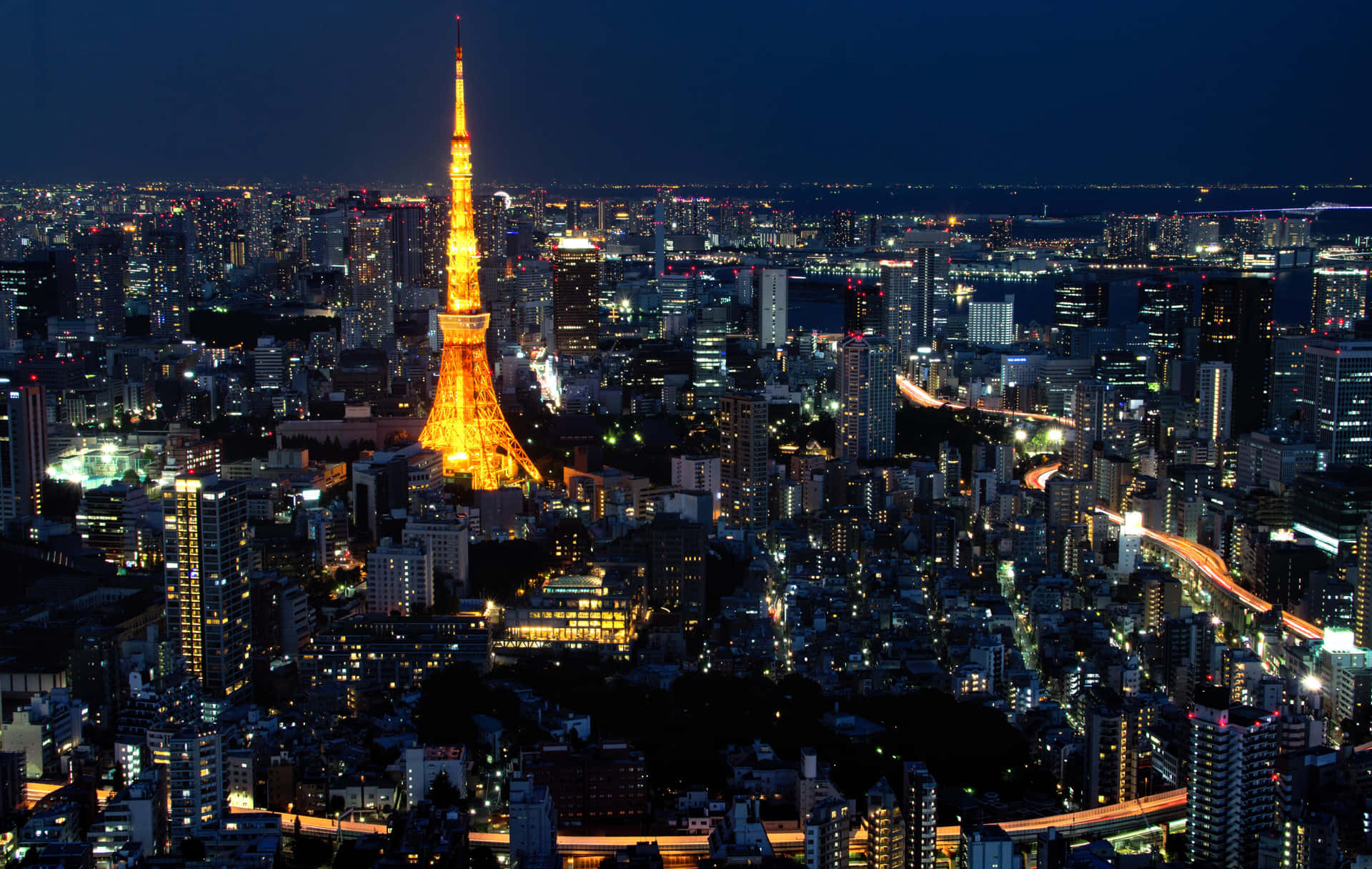夜晚的東京鐵塔亮起燈光，下方城市燈光閃爍。