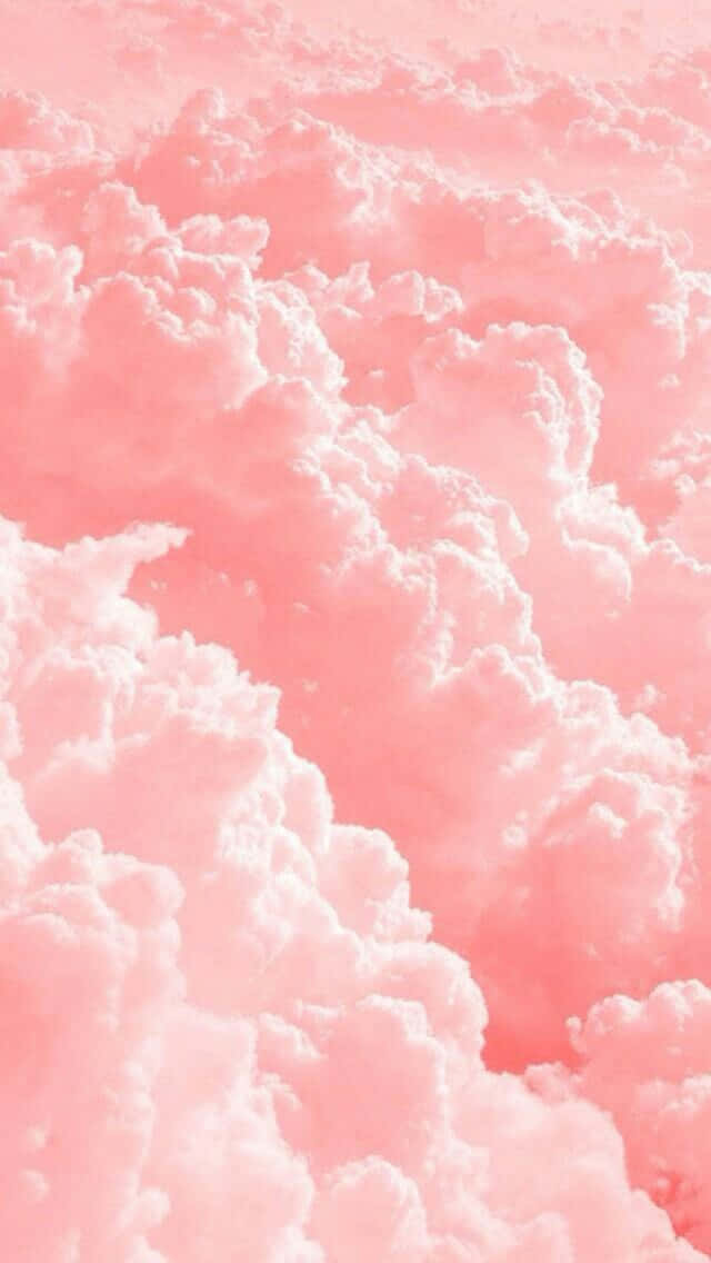 夢幻粉彩天空中的粉紅色和白色 fluffy 雲朵。