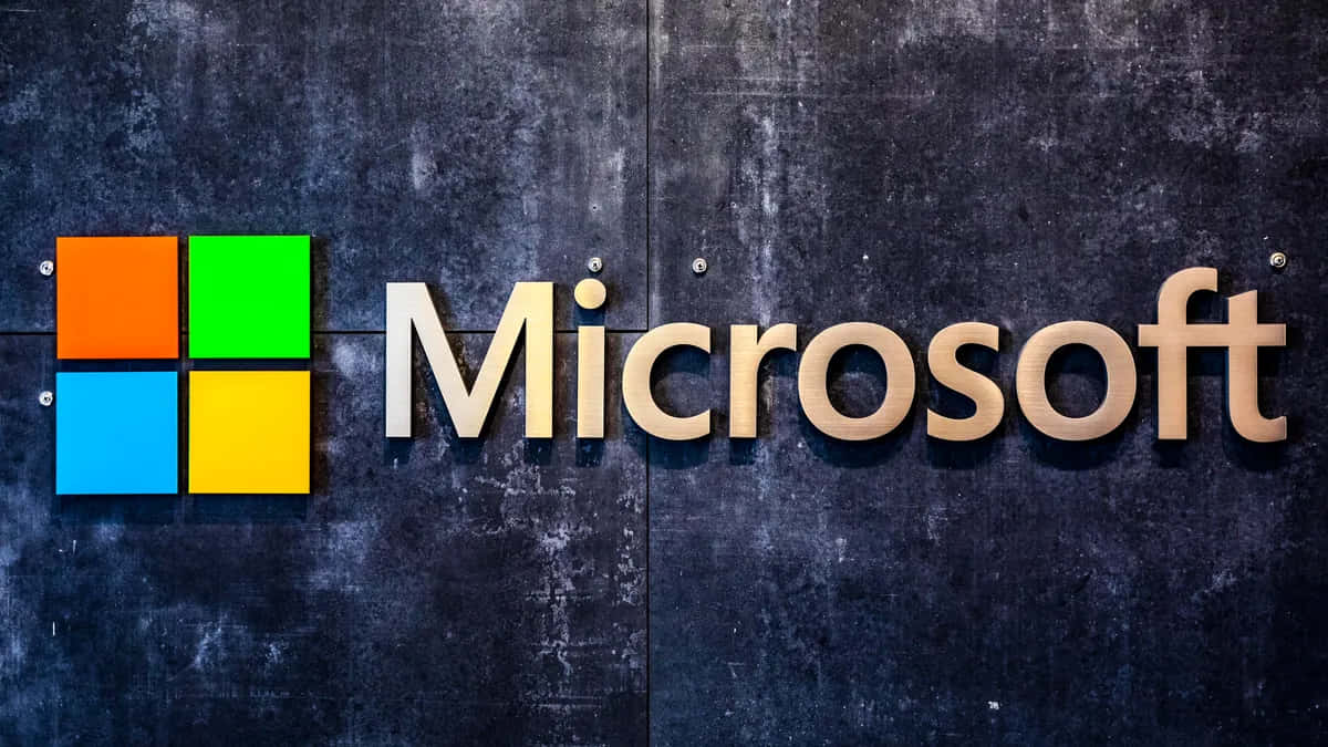 深色紋理牆上的 Microsoft 標誌牌