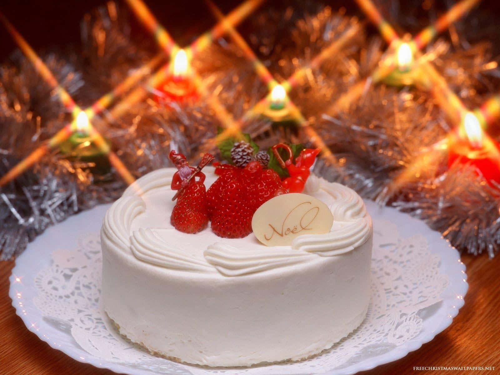 白色糖霜蛋糕配草莓和「Noel」牌匾，放在蕾絲墊上，有發光蠟燭和閃粉。