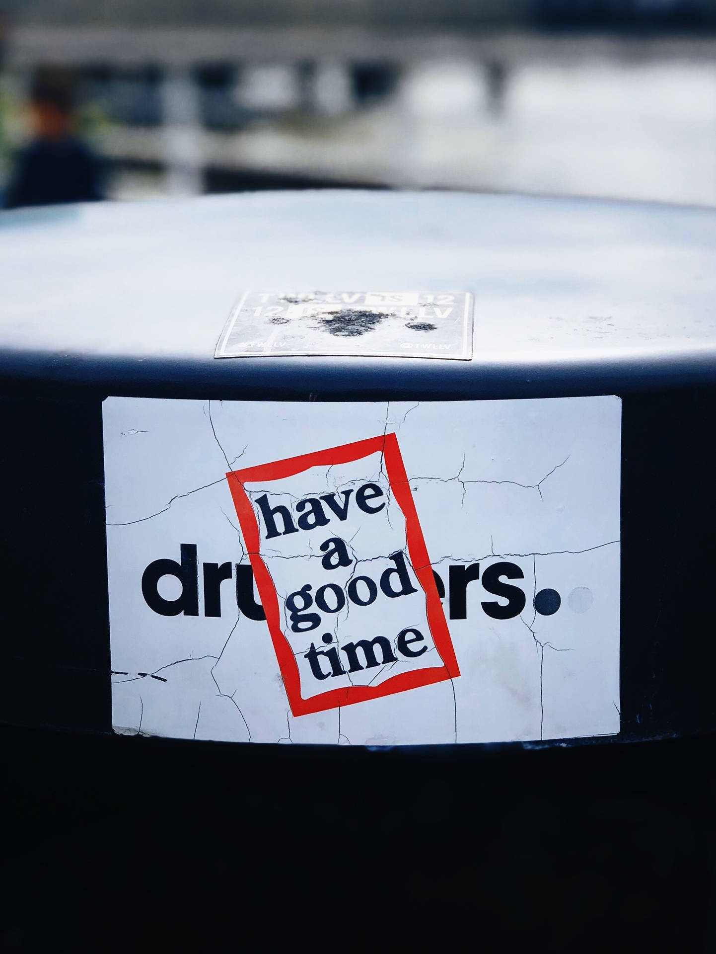 一個風化的貼紙，在深色表面上有紅色邊框的文字「have a good time」。