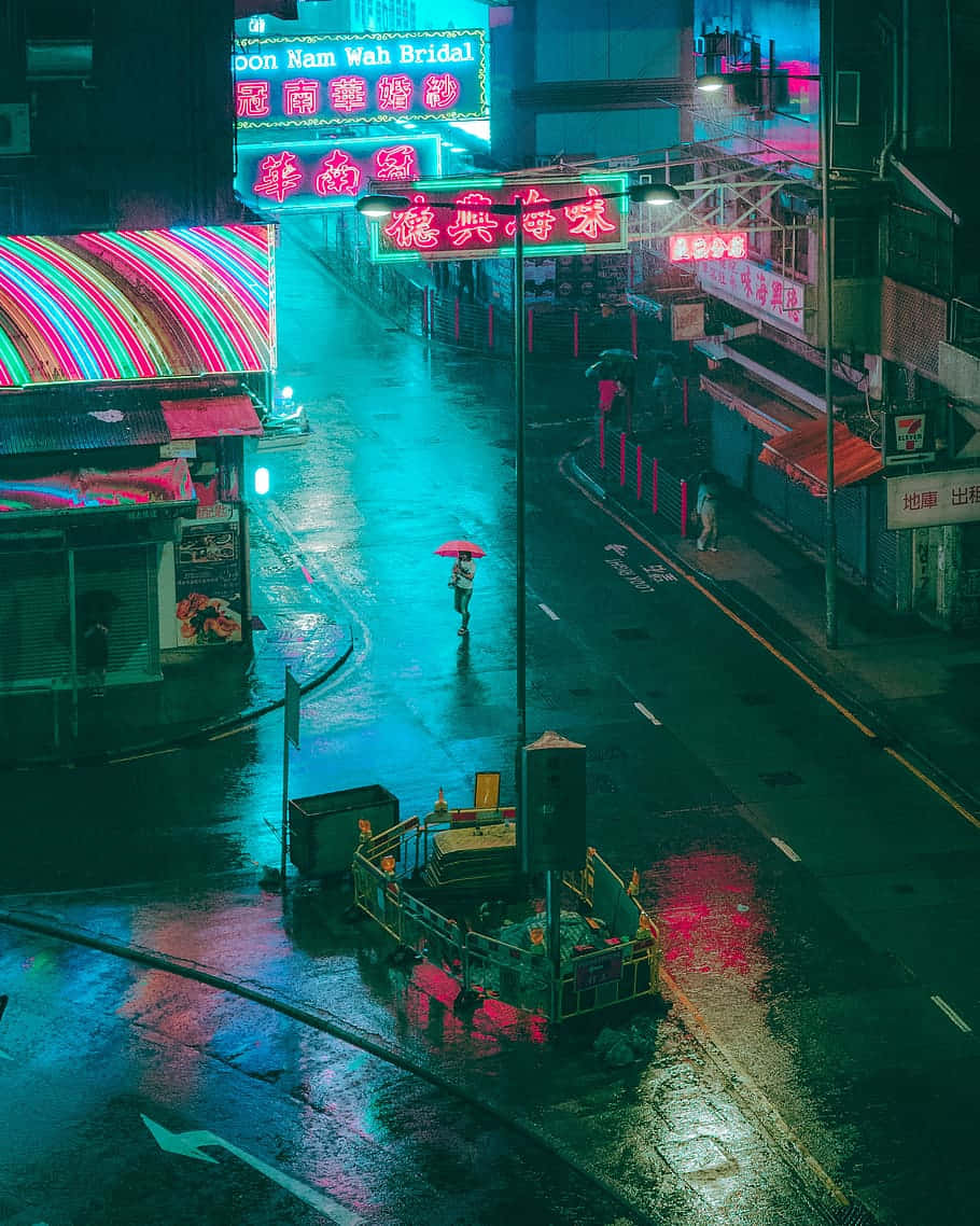 夜晚，一個人撐著紅色雨傘走在潮濕、霓虹燈閃爍的城市街道上。