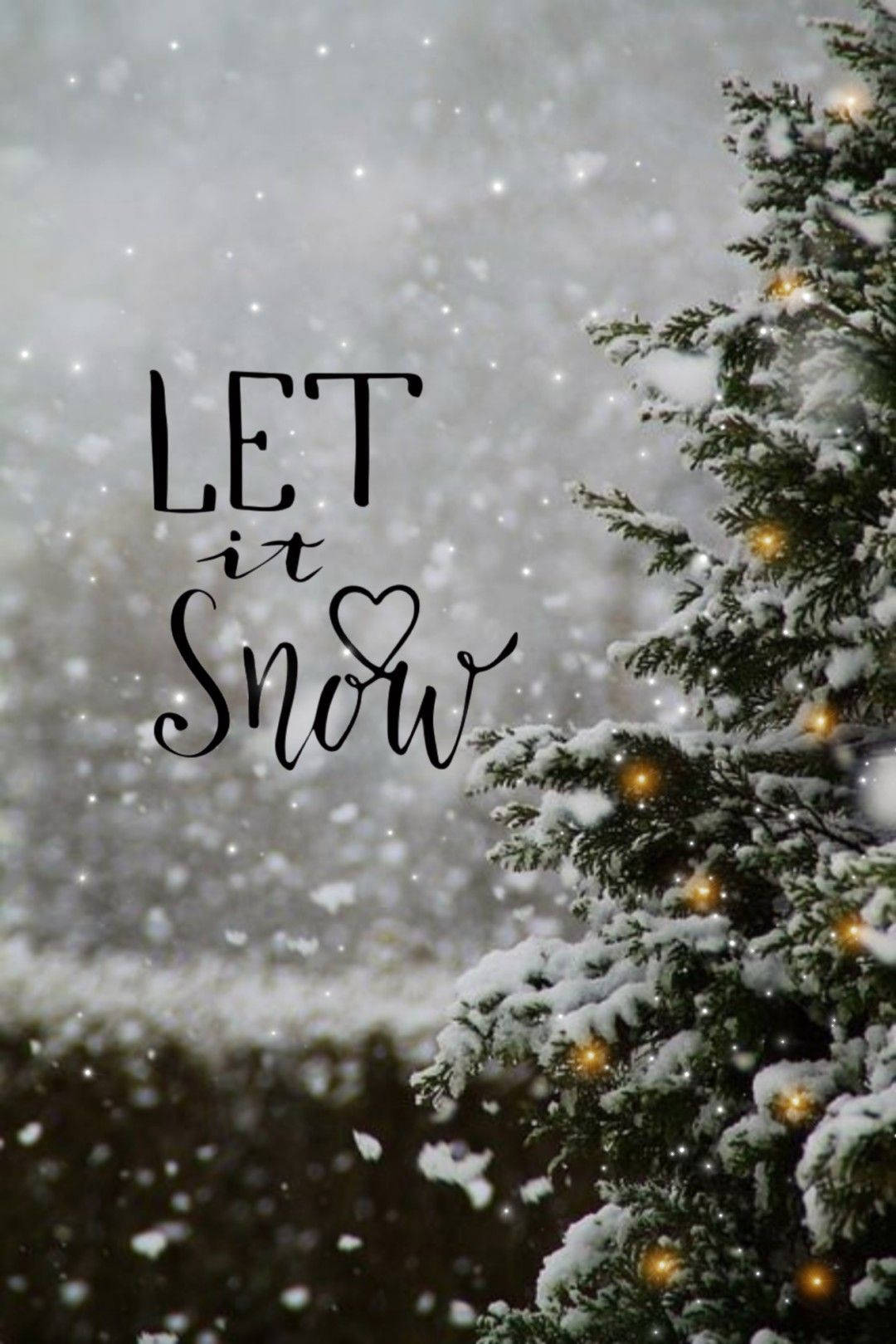 被雪覆蓋的松樹，帶有發光的燈光和「let it snow」文字。