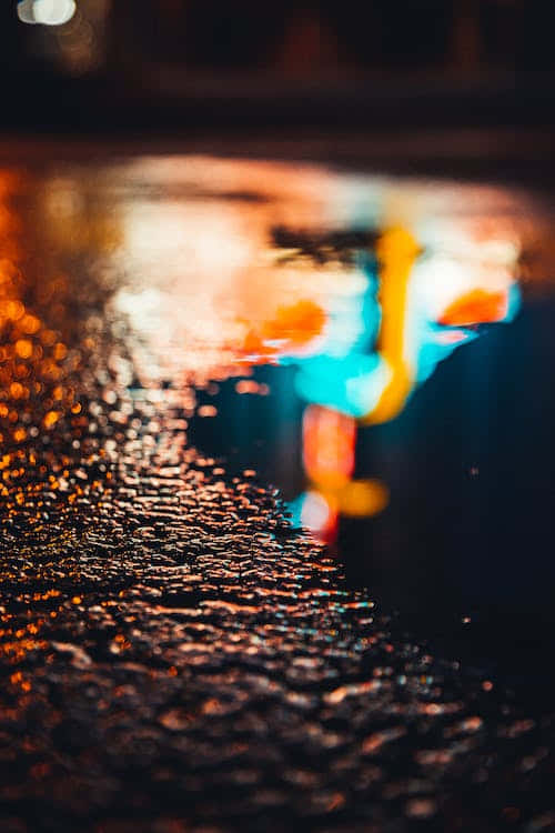 雨濕的街道在夜晚反射出色彩繽紛的霓虹燈光。