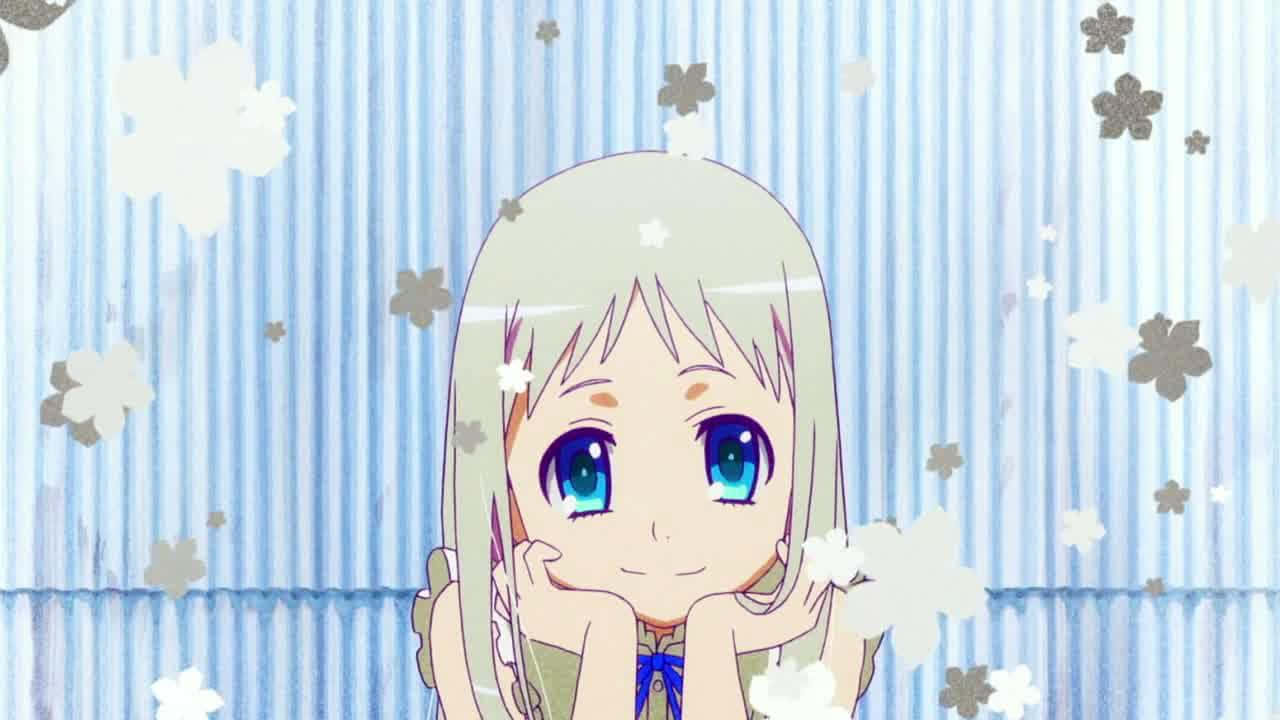 藍眼睛的動漫女孩在帶有漂浮花朵的藍色窗簾後微笑。