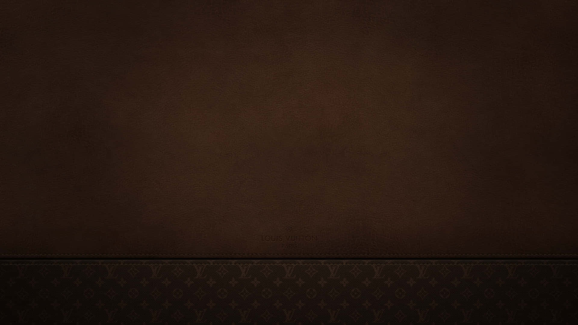 深棕色皮革壁紙，底部帶有 Louis Vuitton 字母組合圖案。