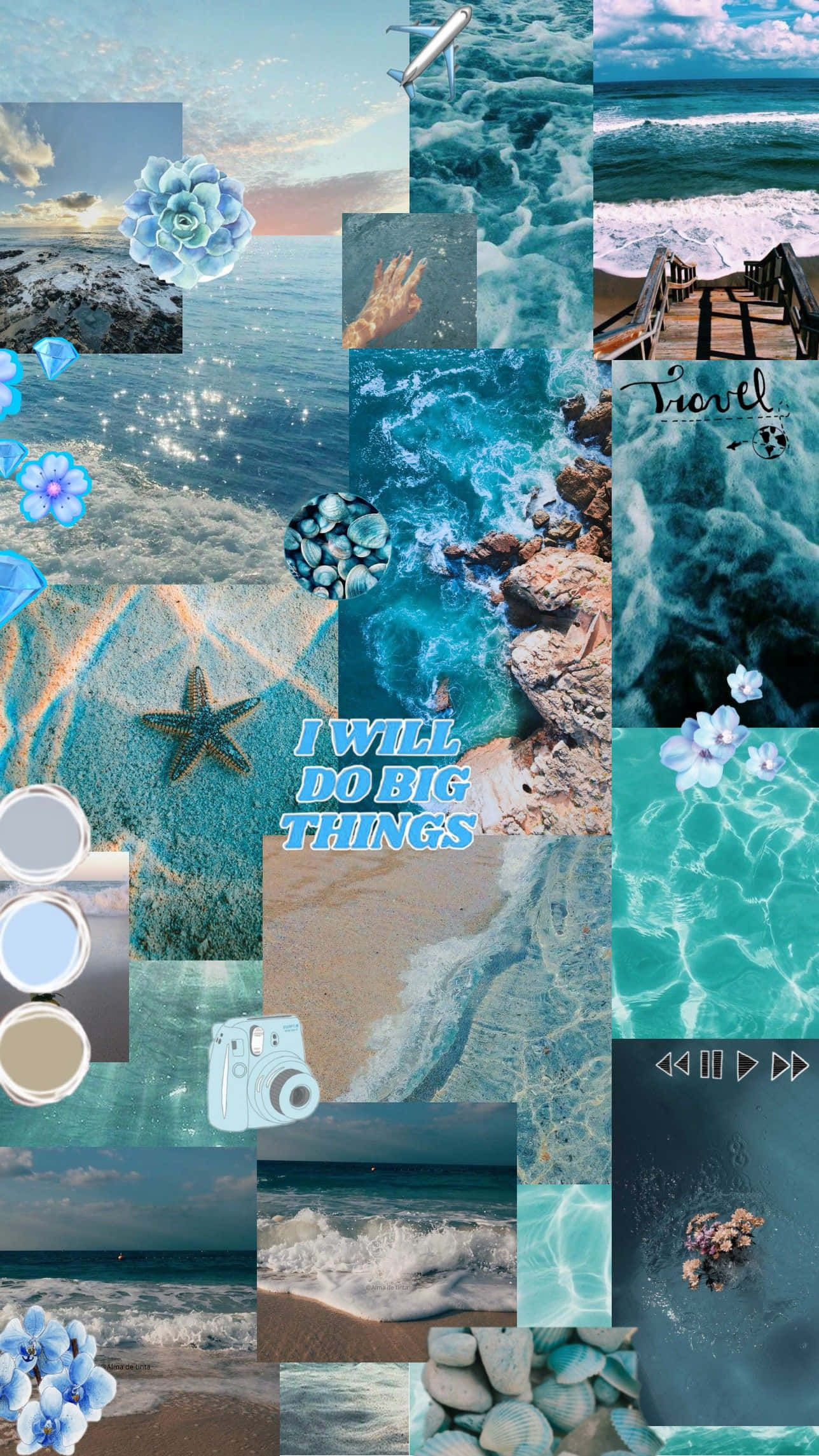 享受這愜意的夏日 壁紙 — 一個充滿活力的海灘主題拼貼畫， featuring 海浪、岩石、貝殼和一部帶有勵志文字的復古相機。