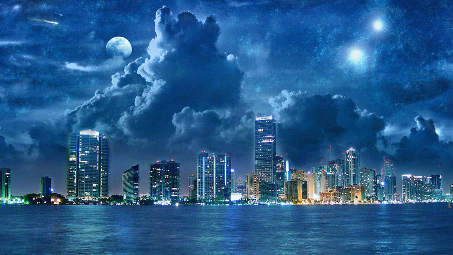 夜晚的城市天際線，月亮和雲彩倒映在水面上。