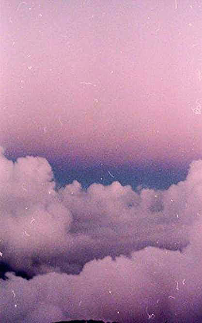 紫色天空，柔軟雲朵，復古菲林顆粒紋理。